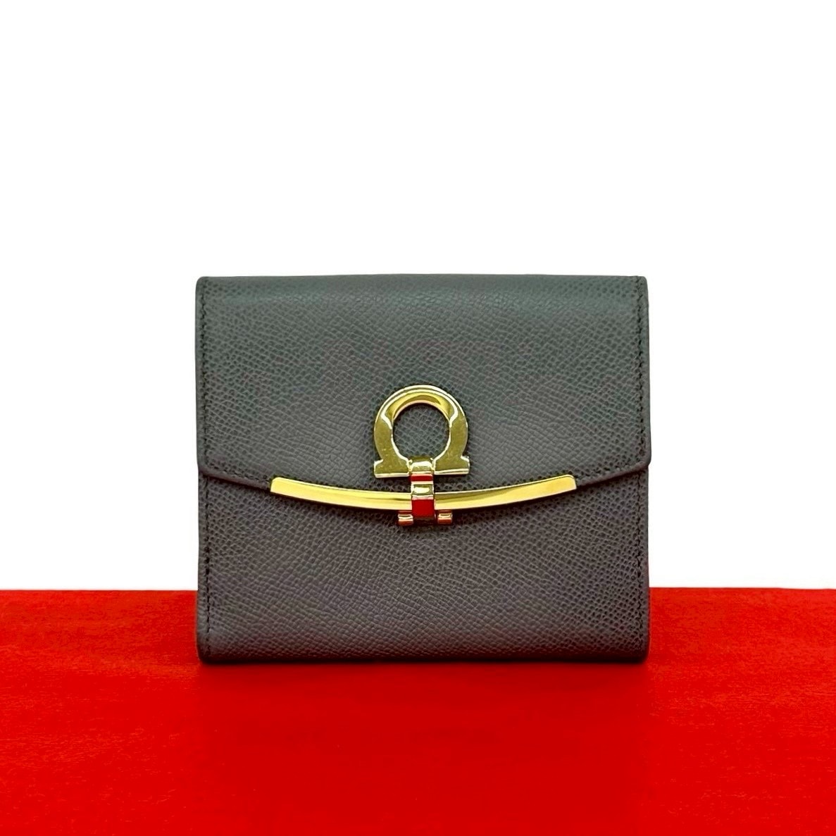 Salvatore Ferragamo サルヴァトーレフェラガモ ガンチーニ 金具 レザー 二つ折り財布 グレー
 27466