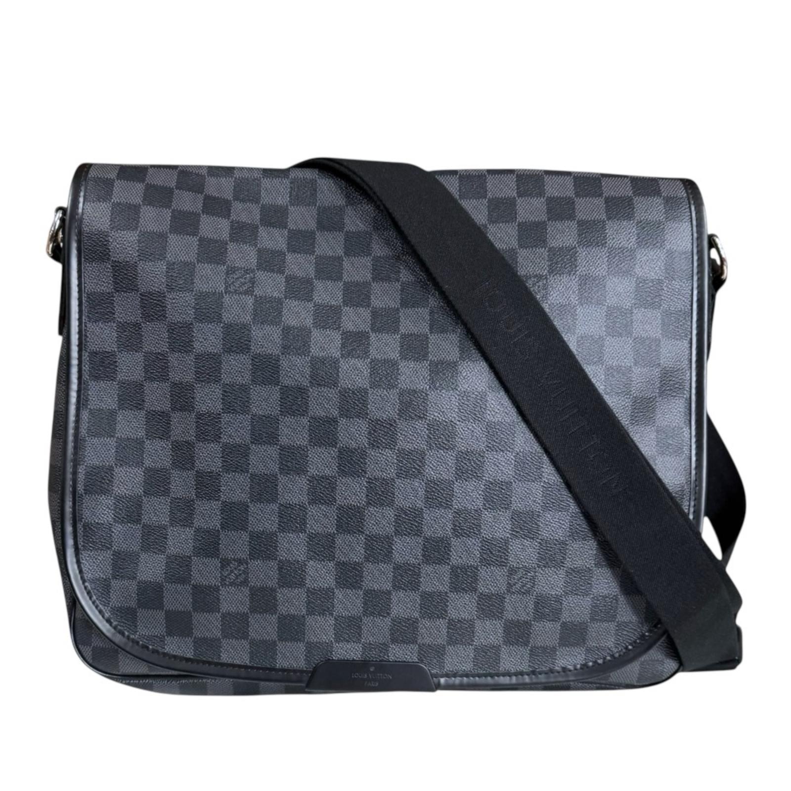 ルイヴィトン ダニエルGM ダミエグラフィット ショルダーバッグ ダミエグラフィットキャンバス N58033 ブラック メンズ LOUIS VUITTON  中古