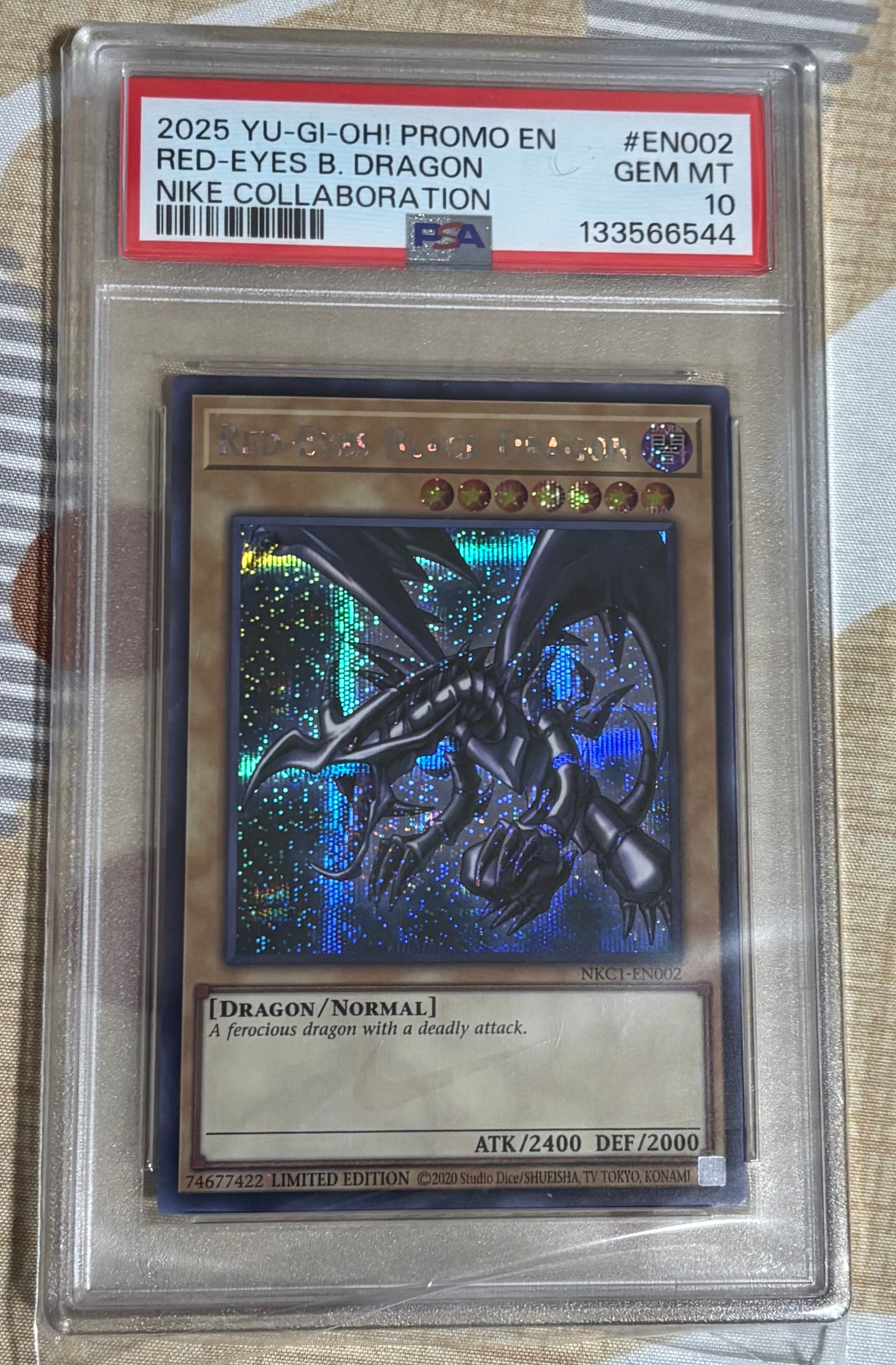 真紅眼の黒竜 SE [NKC1-EN002](遊戯王 x ナイキ エアーマックス 95 QS エアーマッスル House of Duel - 童実野町決闘遊戯館 限定プロモ) 