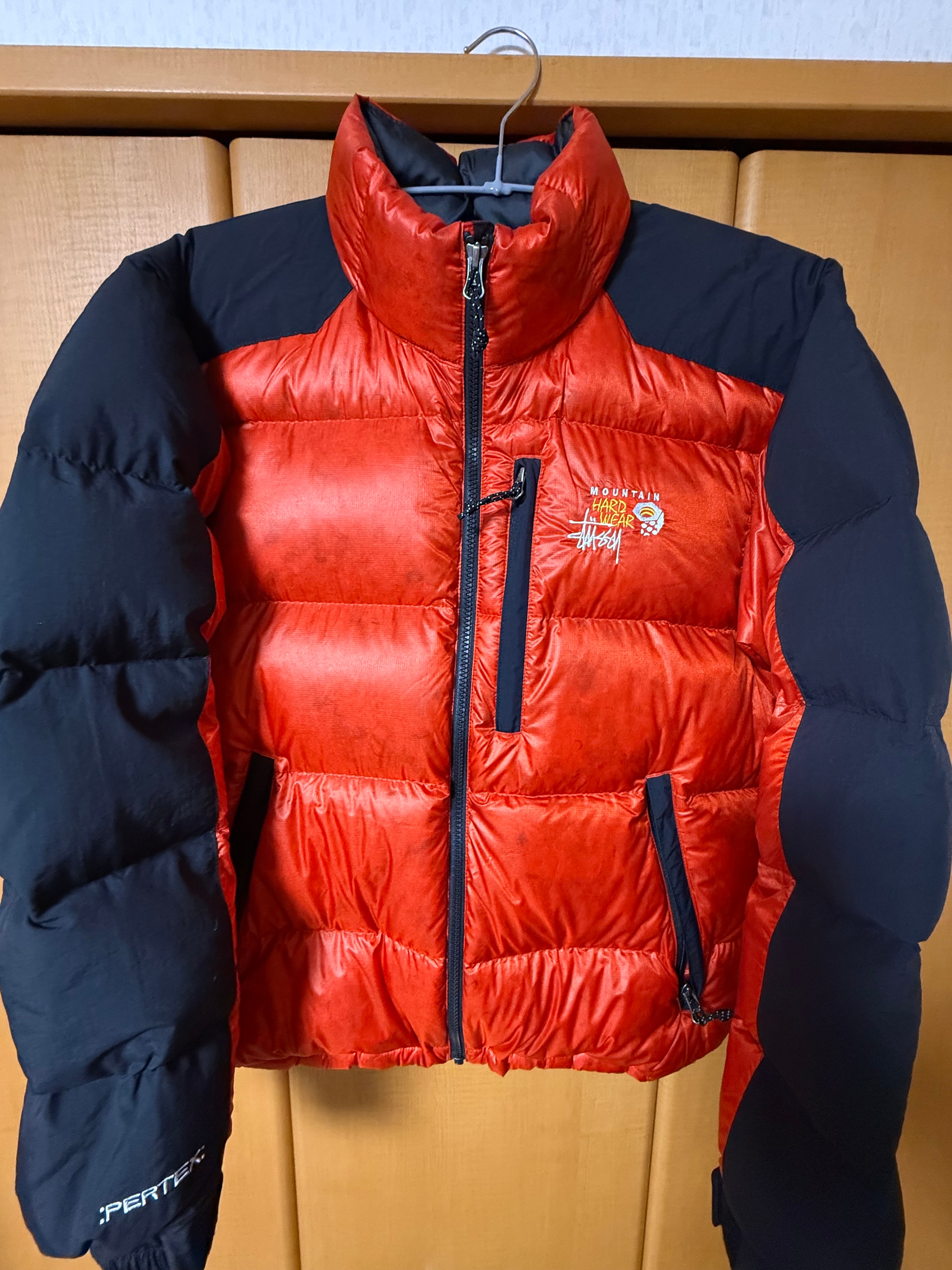 ステューシー x マウンテンハードウェア サブゼロ ダウンジャケット "デザートレッド"