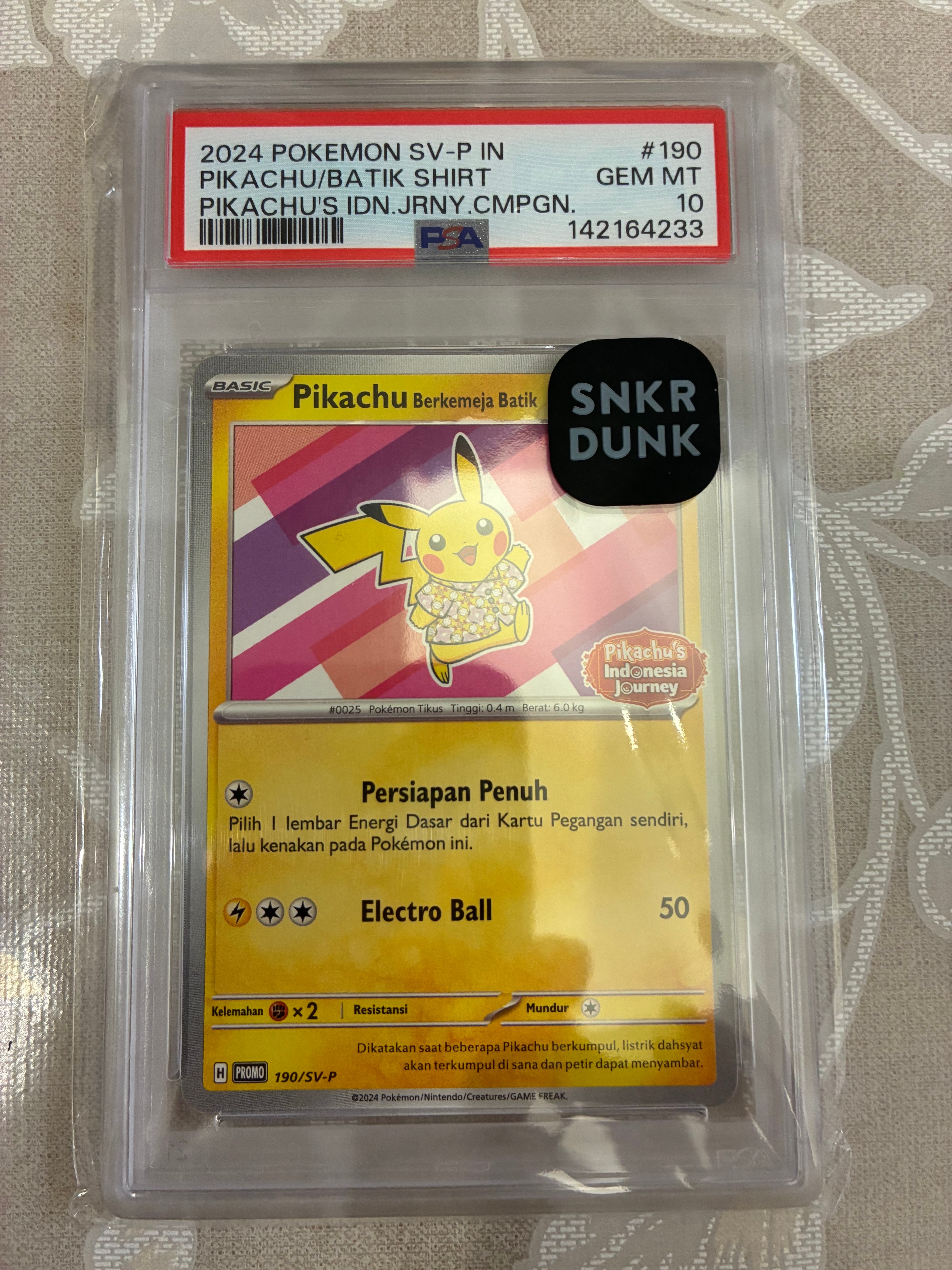 バティックシャツを着たピカチュウ (フラワーピカチュウ柄) P [SV-P 190]【インドネシア語版】(ピカチュウのインドネシアジャーニー)