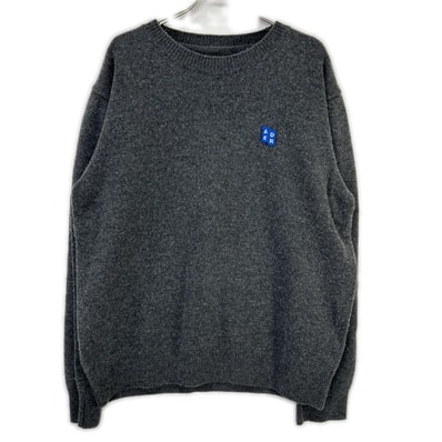アーダーエラー BMSGFYKT0101CC ダークグレー シグネチャーロゴ クルーネックニット XL