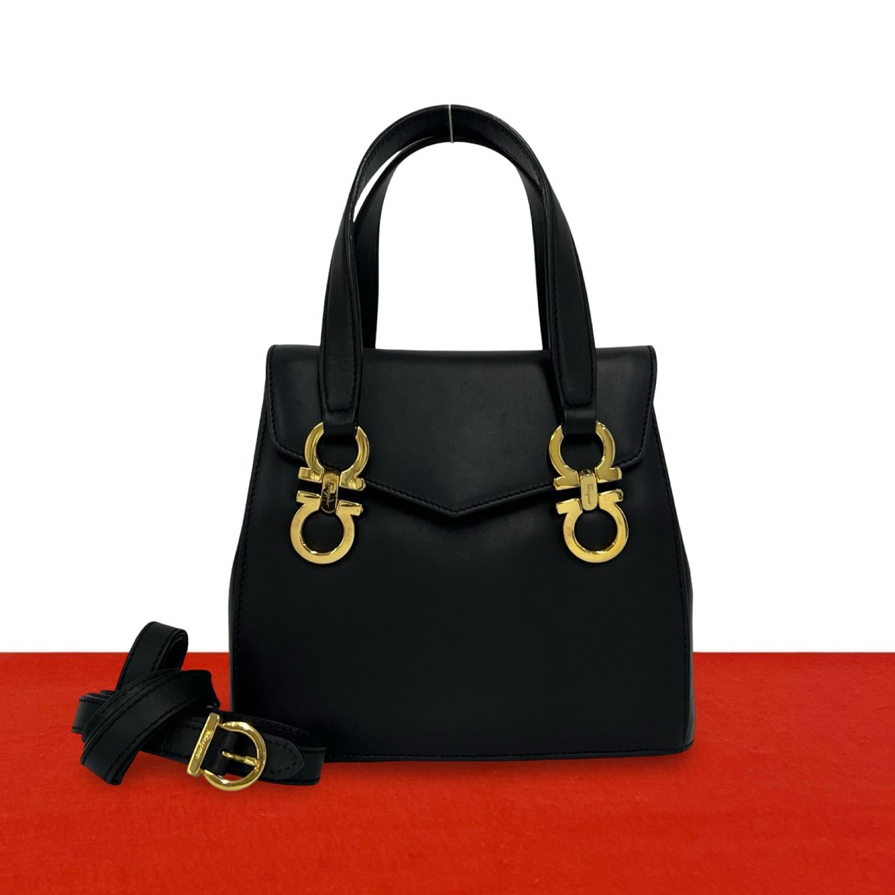 Salvatore Ferragamo サルヴァトーレフェラガモ ガンチーニ 金具 レザー ショルダーバッグ ブラック
18327