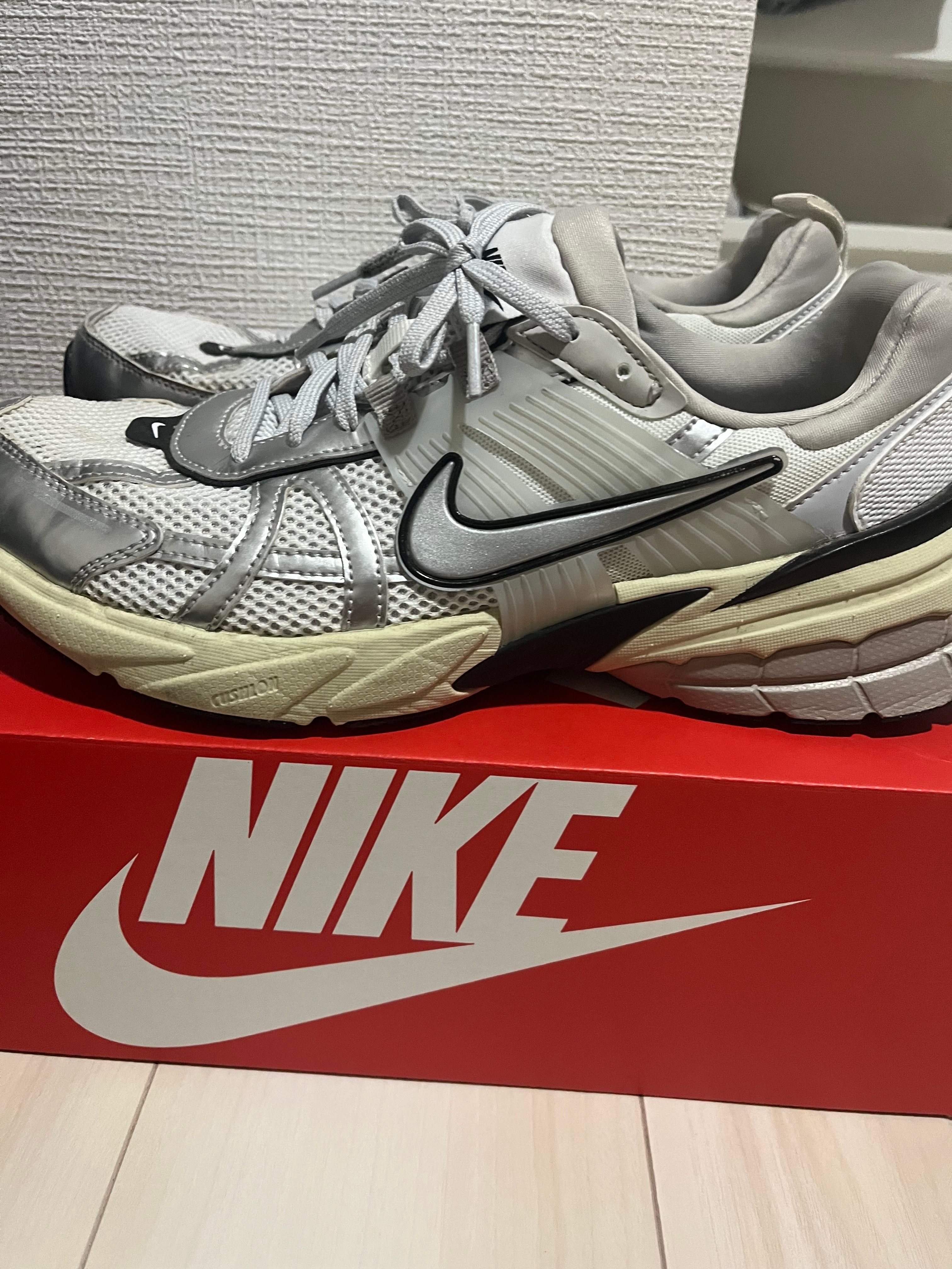 ナイキ V2Kラン "サミットホワイト/ピュアプラチナム/ライトアイアンオール/メタリックシルバー"