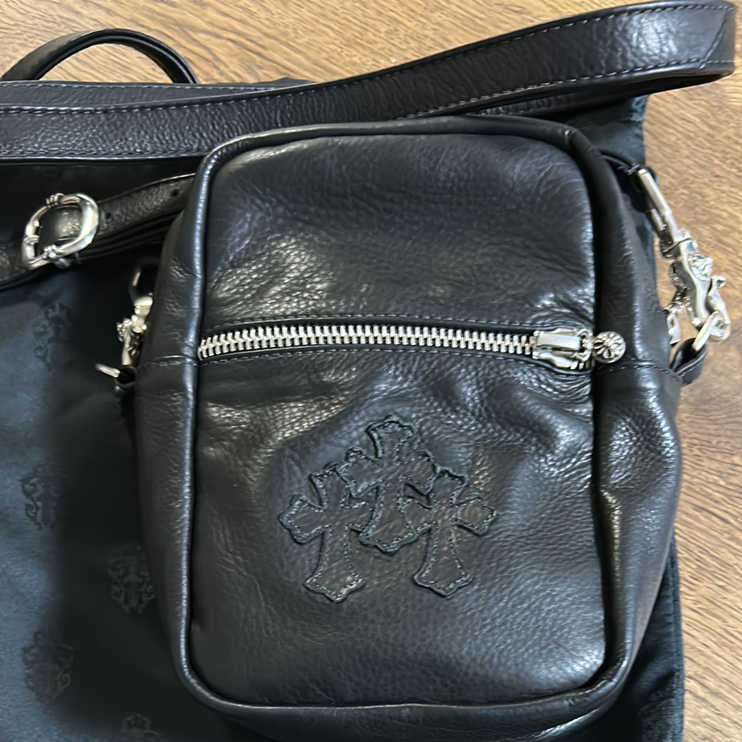 クロムハーツ セメタリークロスパッチ タカ ミニ レザーショルダーバッグ "ブラック"