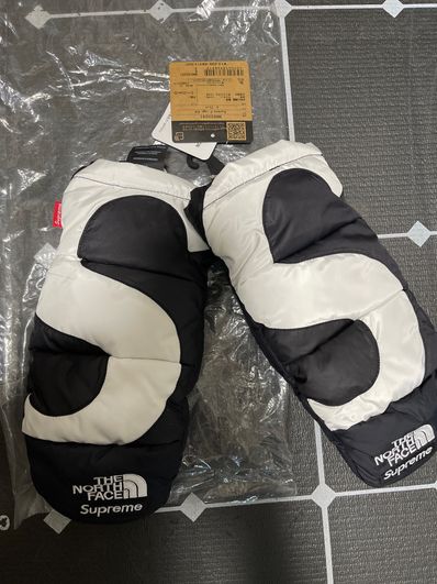 Supreme x The North Face S Logo Nuptse Mitts "Black"