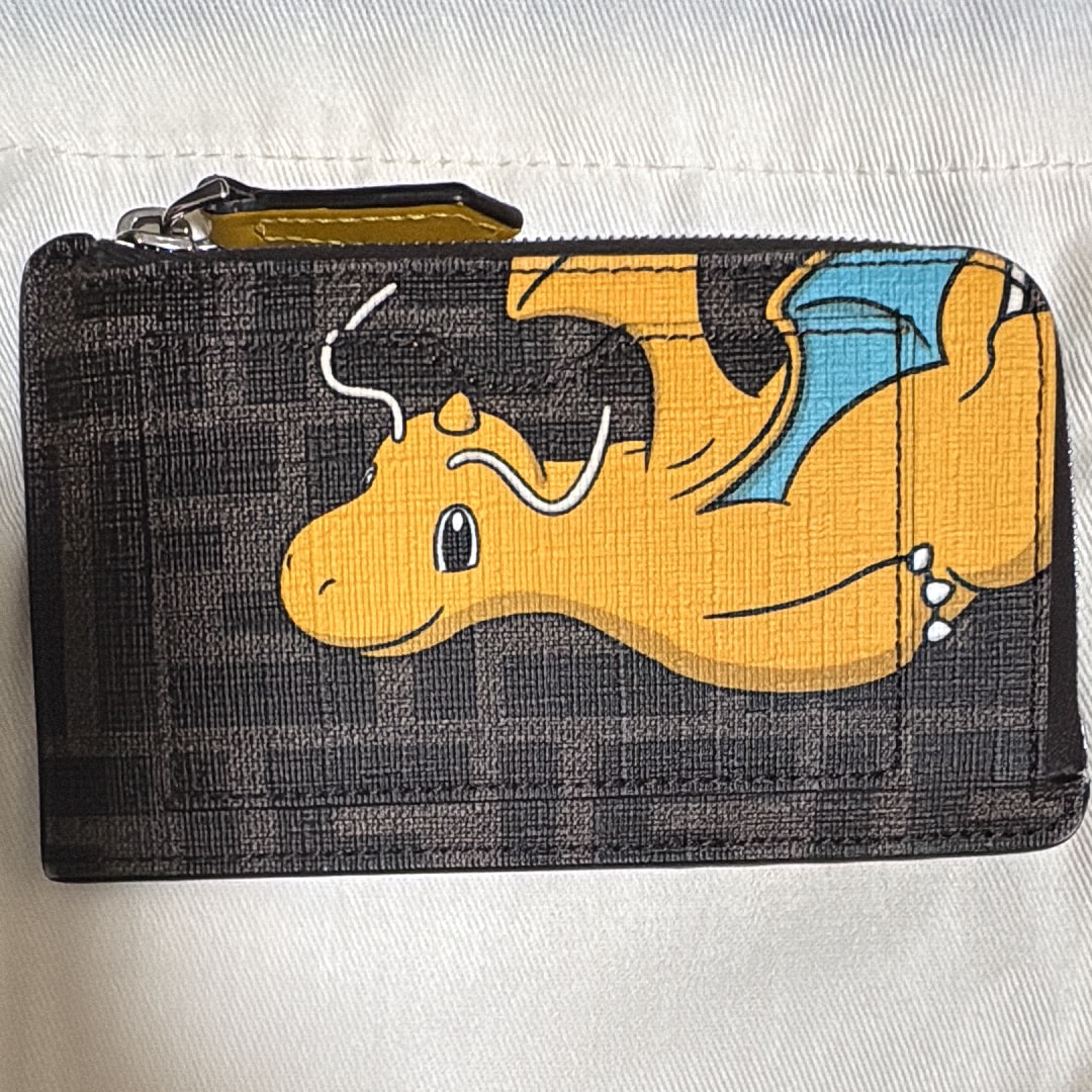 ポケモン x フラグメント x フェンディ カイリュー カードケース FFファブリック "ブラウン" 8M0489AR21F1NPJ