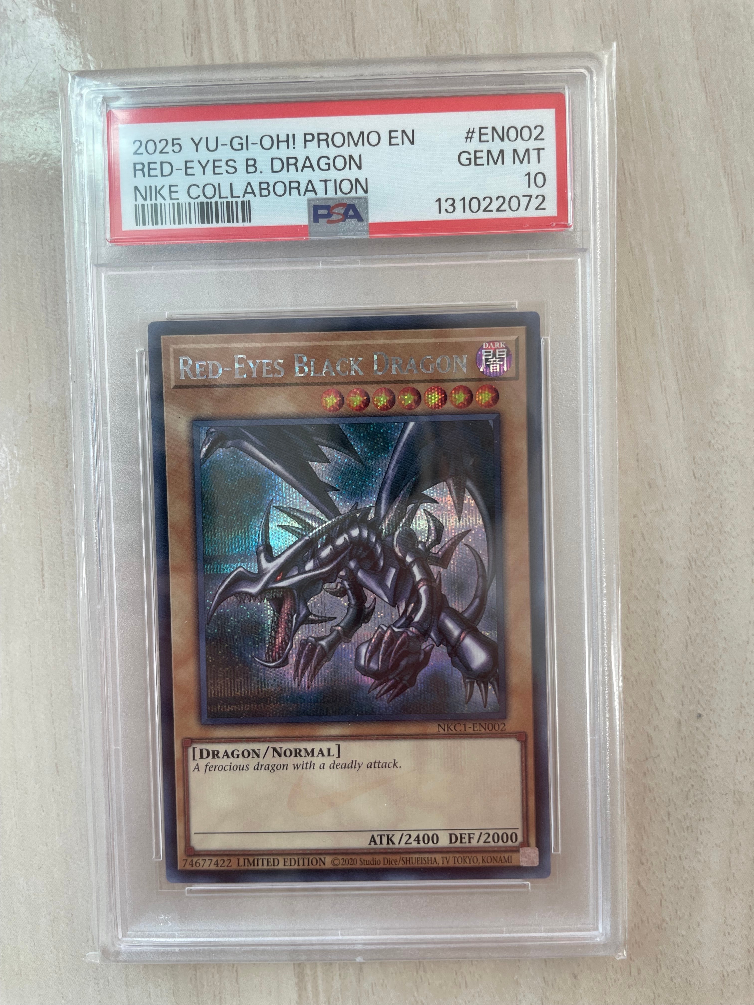 真紅眼の黒竜 SE [NKC1-EN002](遊戯王 x ナイキ エアーマックス 95 QS エアーマッスル House of Duel - 童実野町決闘遊戯館 限定プロモ) 