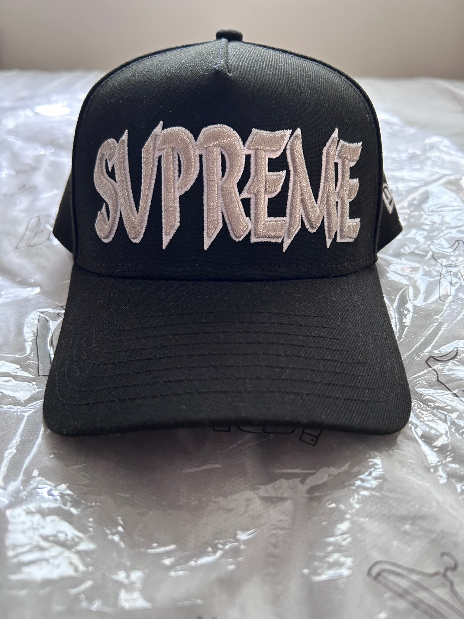 Supreme Sharp Spellout Adjustable New Era "Black"