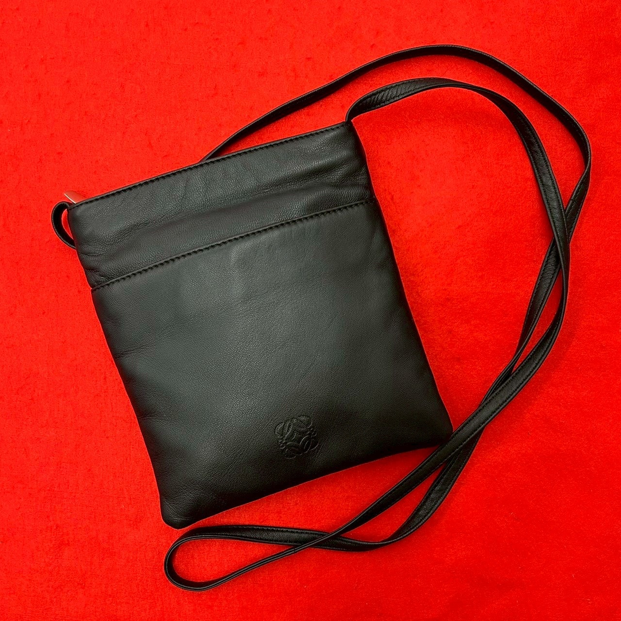 LOEWE ロエベ アナグラム ロゴ レザー ショルダーバッグ ブラック
81358