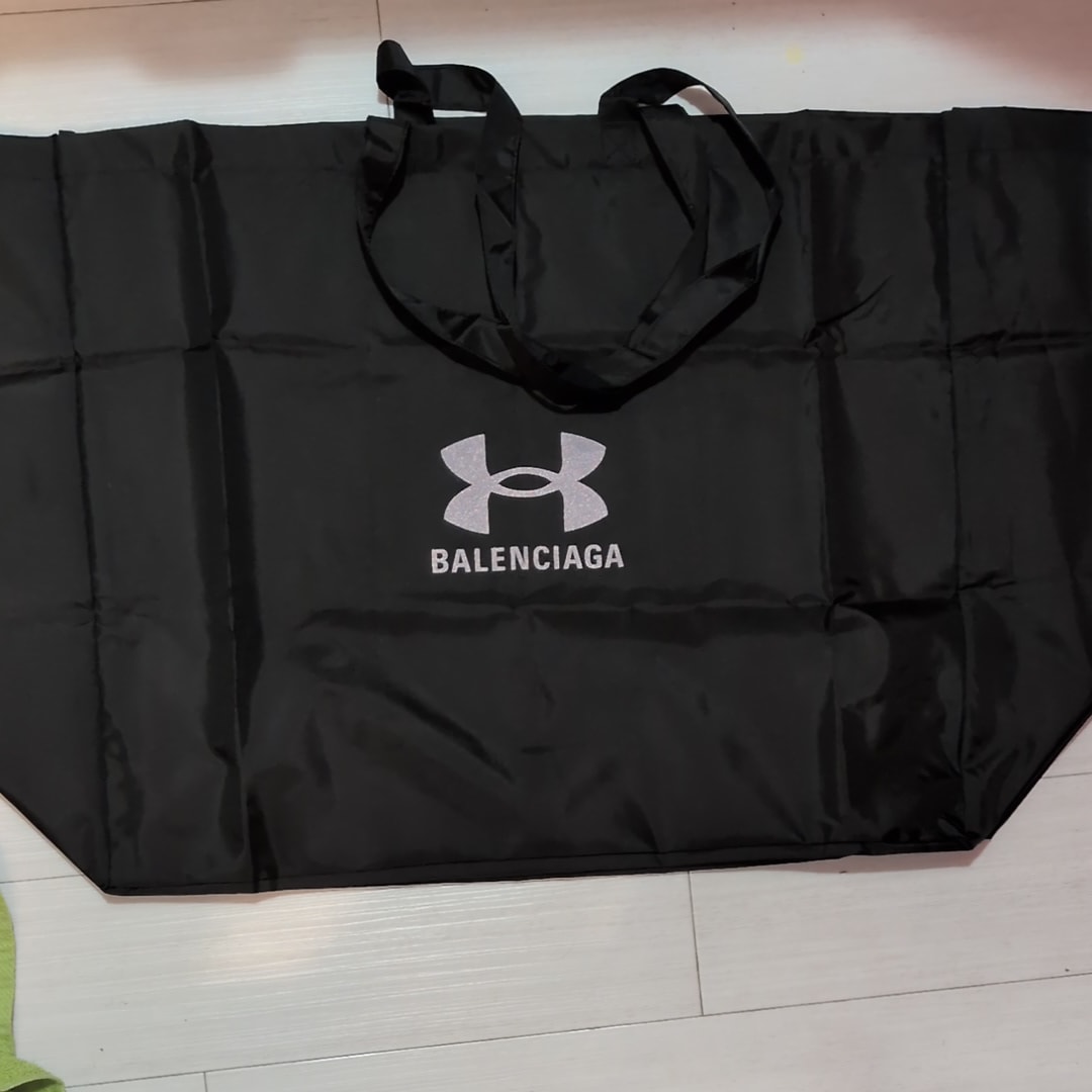 バレンシアガ×アンダーアーマー トートバッグ