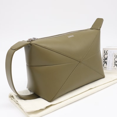 美品 LOEWE ロエベ シャイニーカーフスキン パズル フォルド ウォッシュバッグ C510WBPX01 セカンドバッグ カーキ カーフレザー レディース