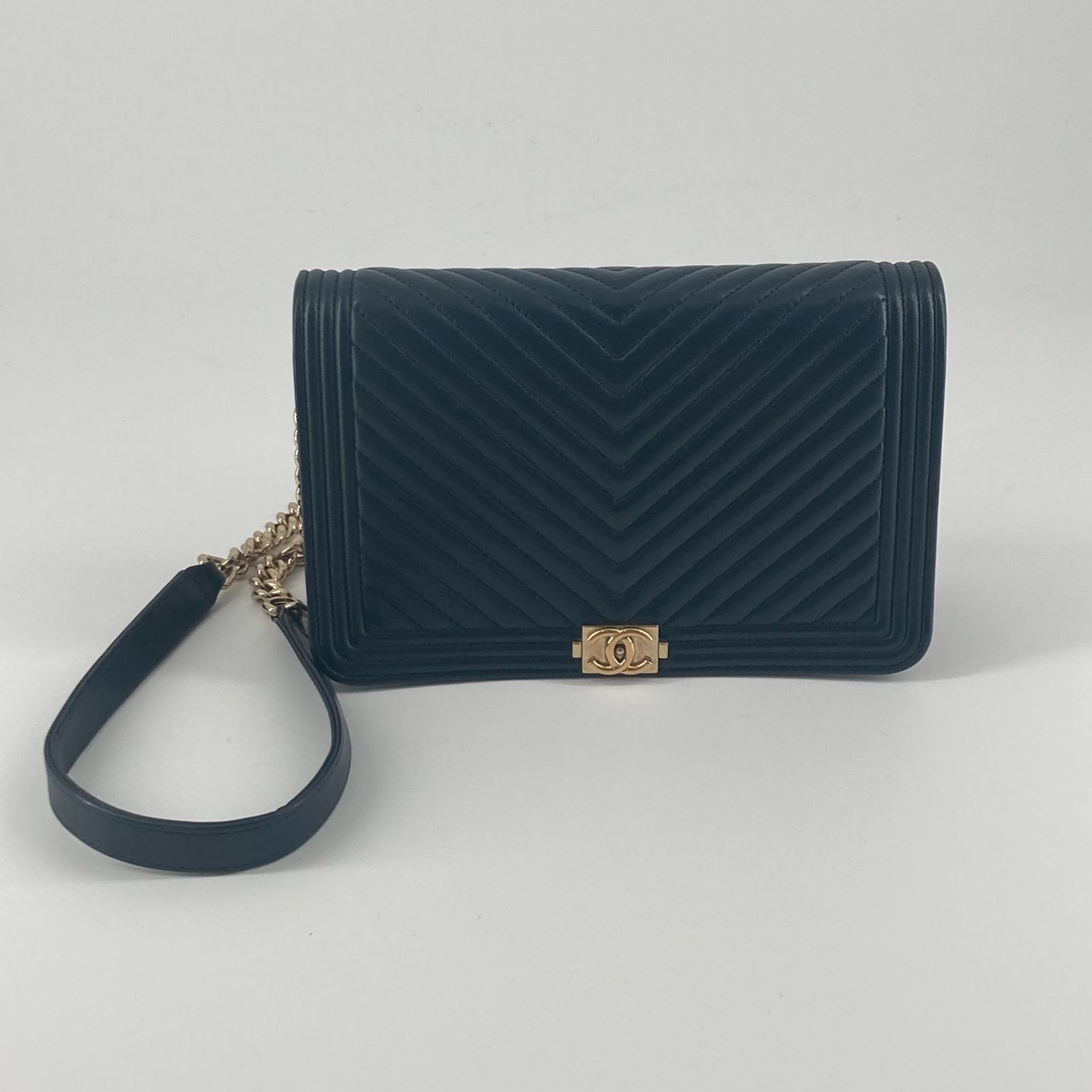 CHANEL(シャネル) ボーイシャネル シェブロン Vステッチ チェーンウォレット ショルダーバッグ 27番台 ネイビー