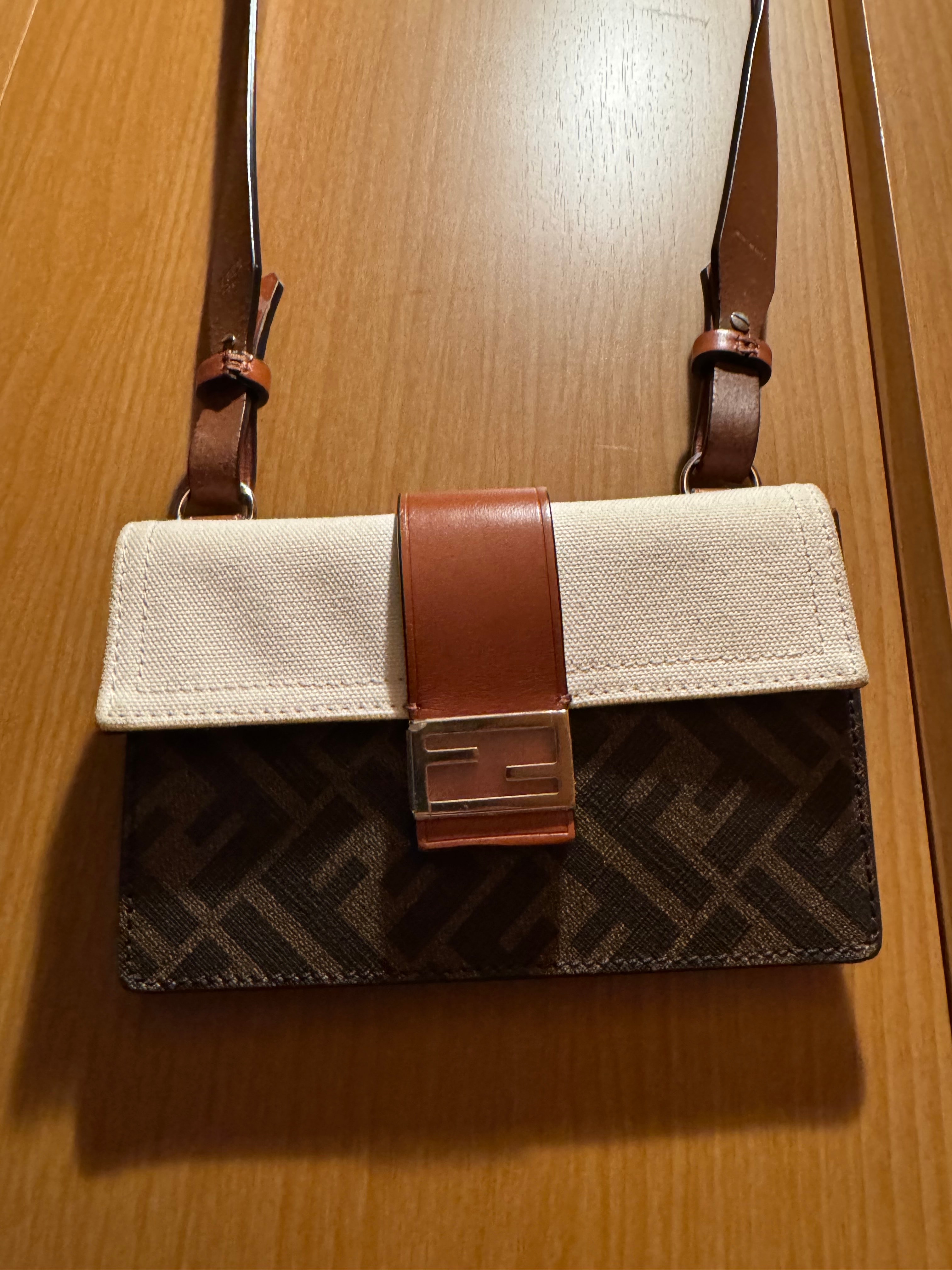 FENDI バケット スリム クラッチ (スマホ入れ)