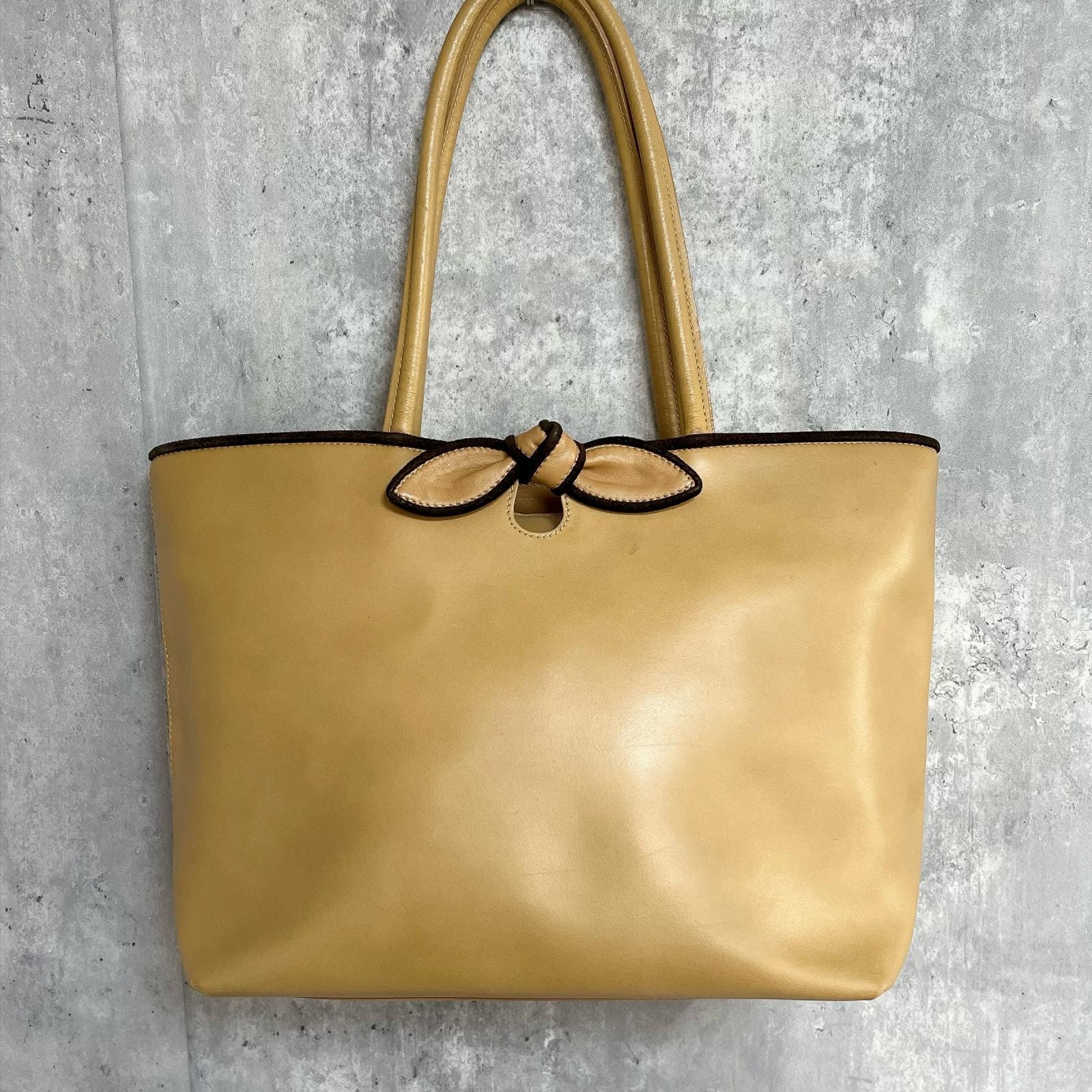 【FURLA】フルラ トートバッグ リボンモチーフ レザー 本革 ベージュ キャメル 茶 ブラウンパイピング 肩掛け ロングハンドル レディース