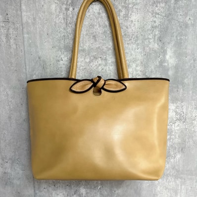 【FURLA】フルラ トートバッグ リボンモチーフ レザー 本革 ベージュ キャメル 茶 ブラウンパイピング 肩掛け ロングハンドル レディース