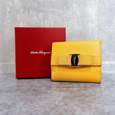 【Salvatore Ferragamo】サルヴァトーレフェラガモ ヴァラ リボン 二つ折り財布 レザー ロゴ ゴールド金具 箱付き イエロー レディース