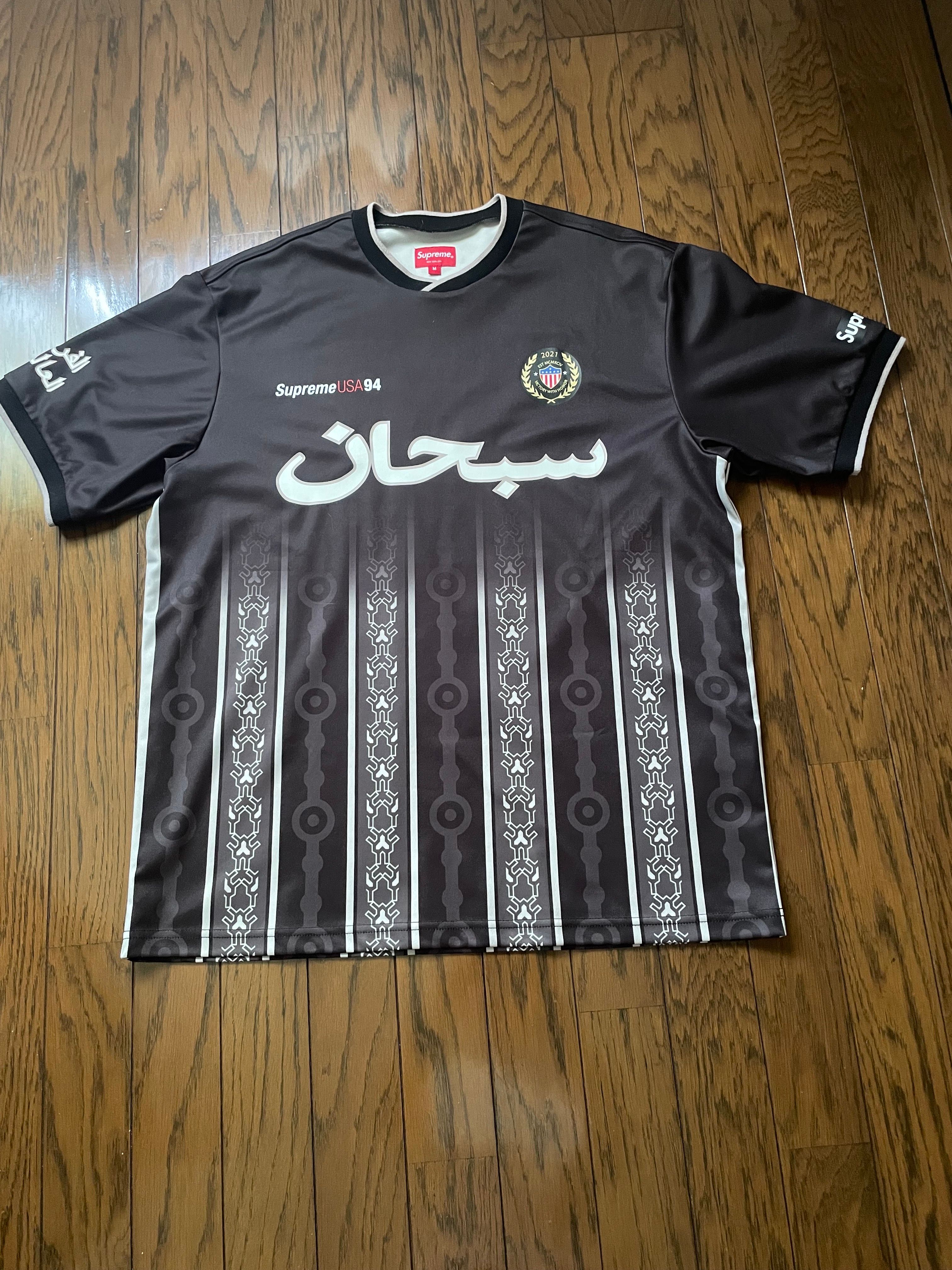シュプリーム アラビア ロゴ サッカー ジャージー "ブラック"