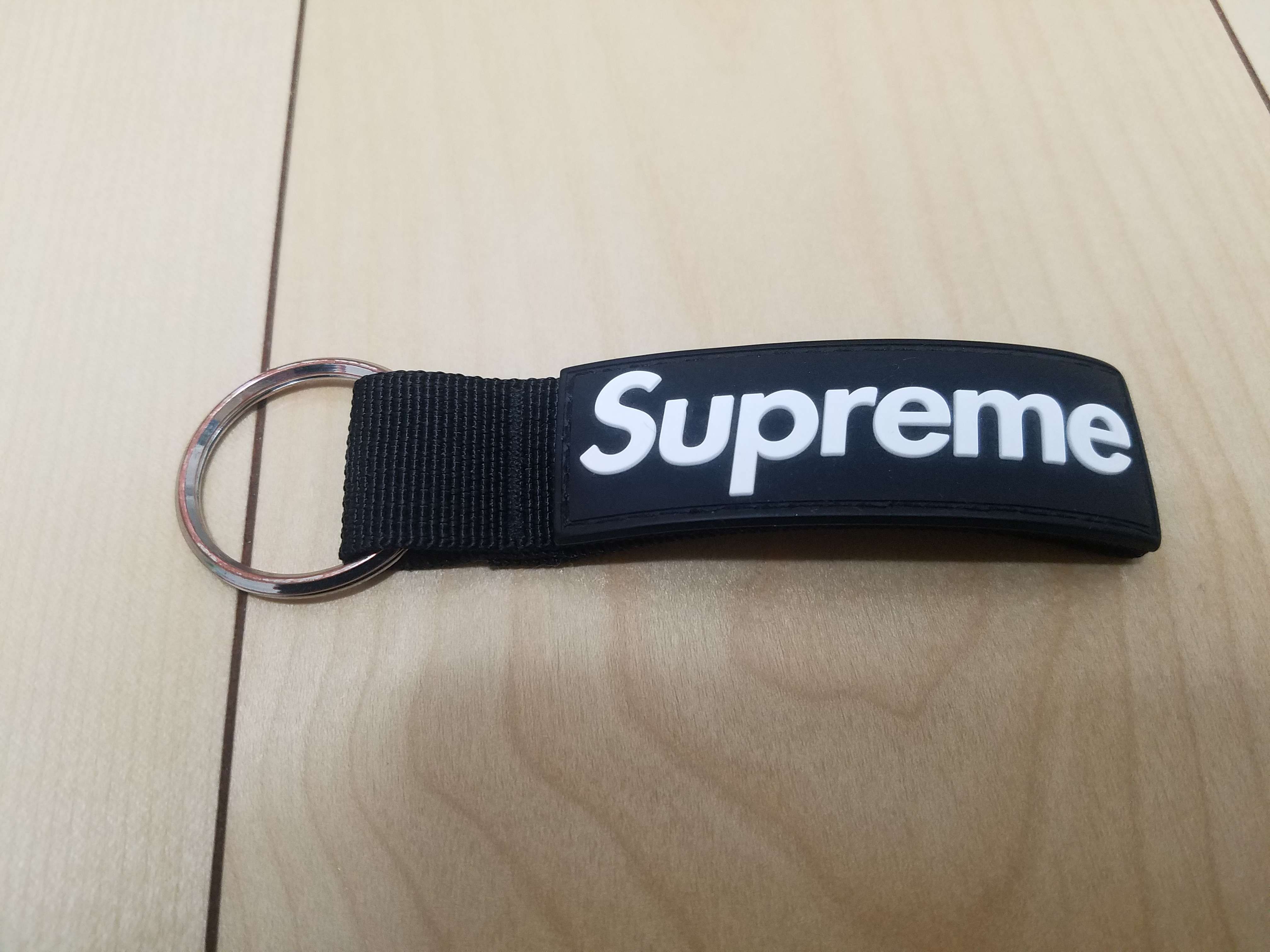 Supreme Webbing Keychain "Black" (20FW)