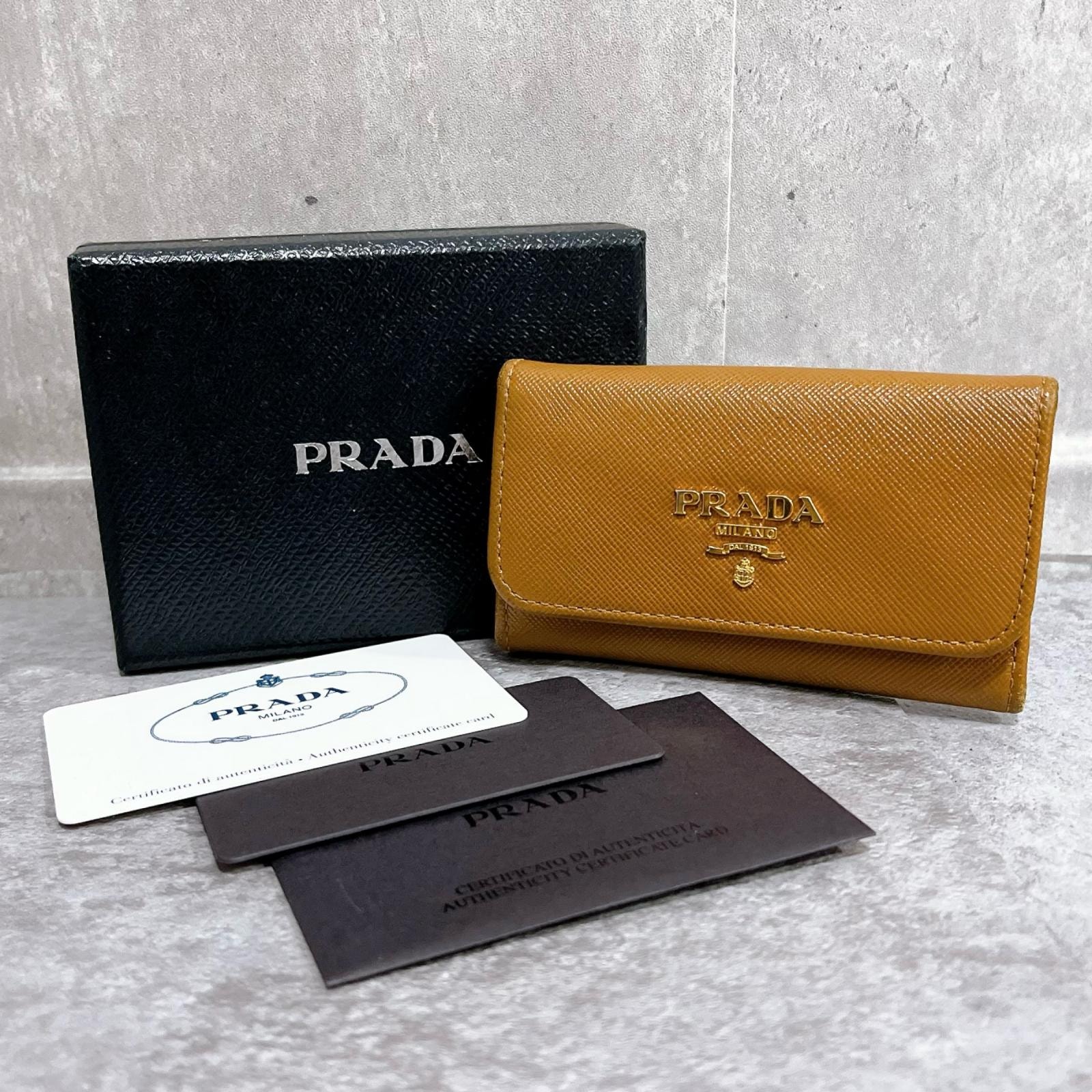【PRADA】プラダ サフィアーノ キーケース メタルロゴ ゴールド金具 レザー 箱 カード付き 小物 イエロー マスタード レディース 鍵入れ
