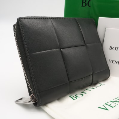 美品 BOTTEGAVENETA ボッテガヴェネタ マキシイントレチャート ボッテガヴェネタ マキシイントレチャート カセット レザー コンパクトウォレット 750252 二つ折り財布 ダークグリーン ラムスキン メンズ