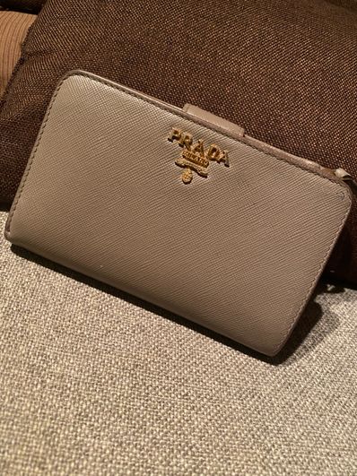 PRADA二つ折り財布・グレージュ・正規品