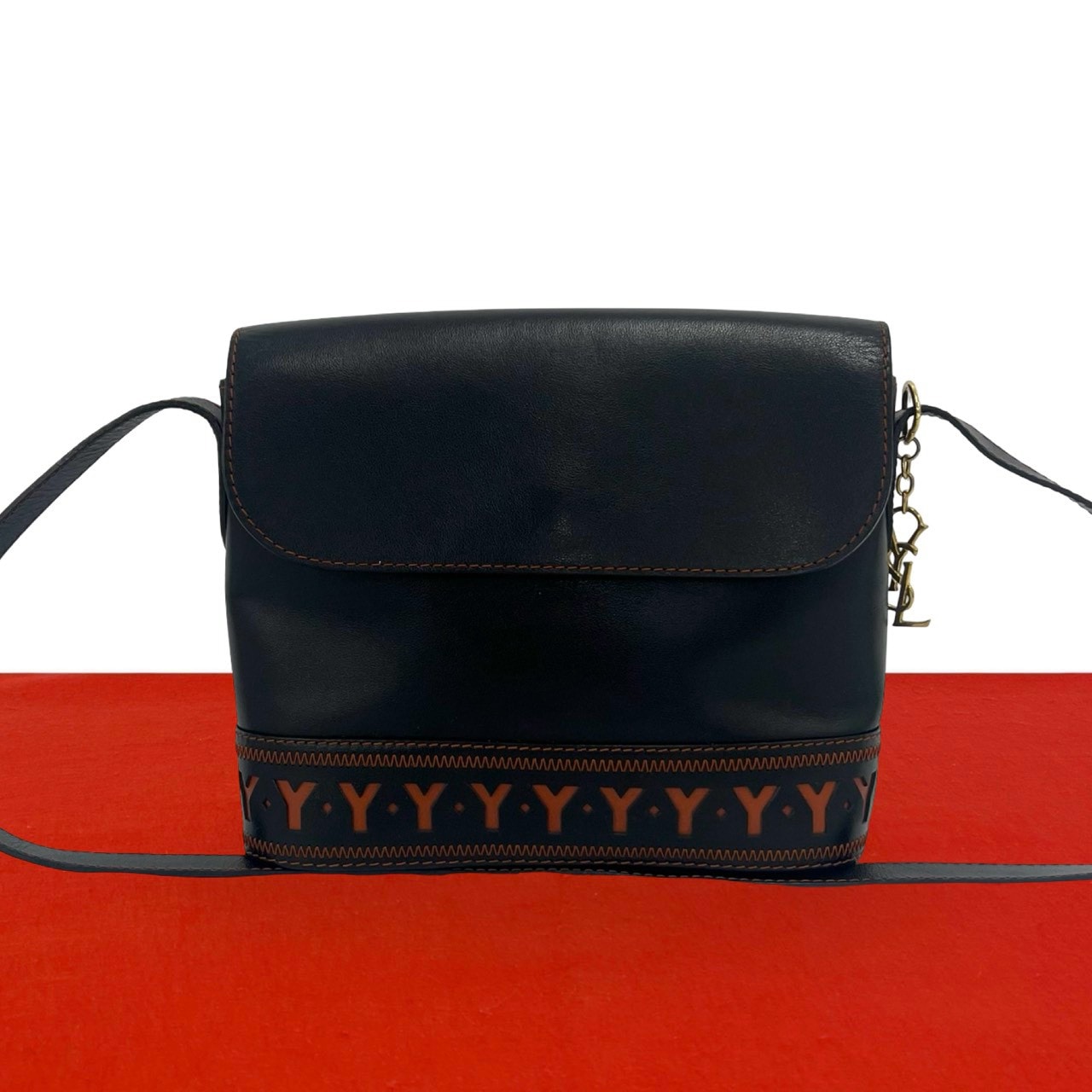 YVES SAINT LAURENT イヴ・サンローラン YSl ロゴ 金具 レザー ショルダーバッグ ブラック
 02002