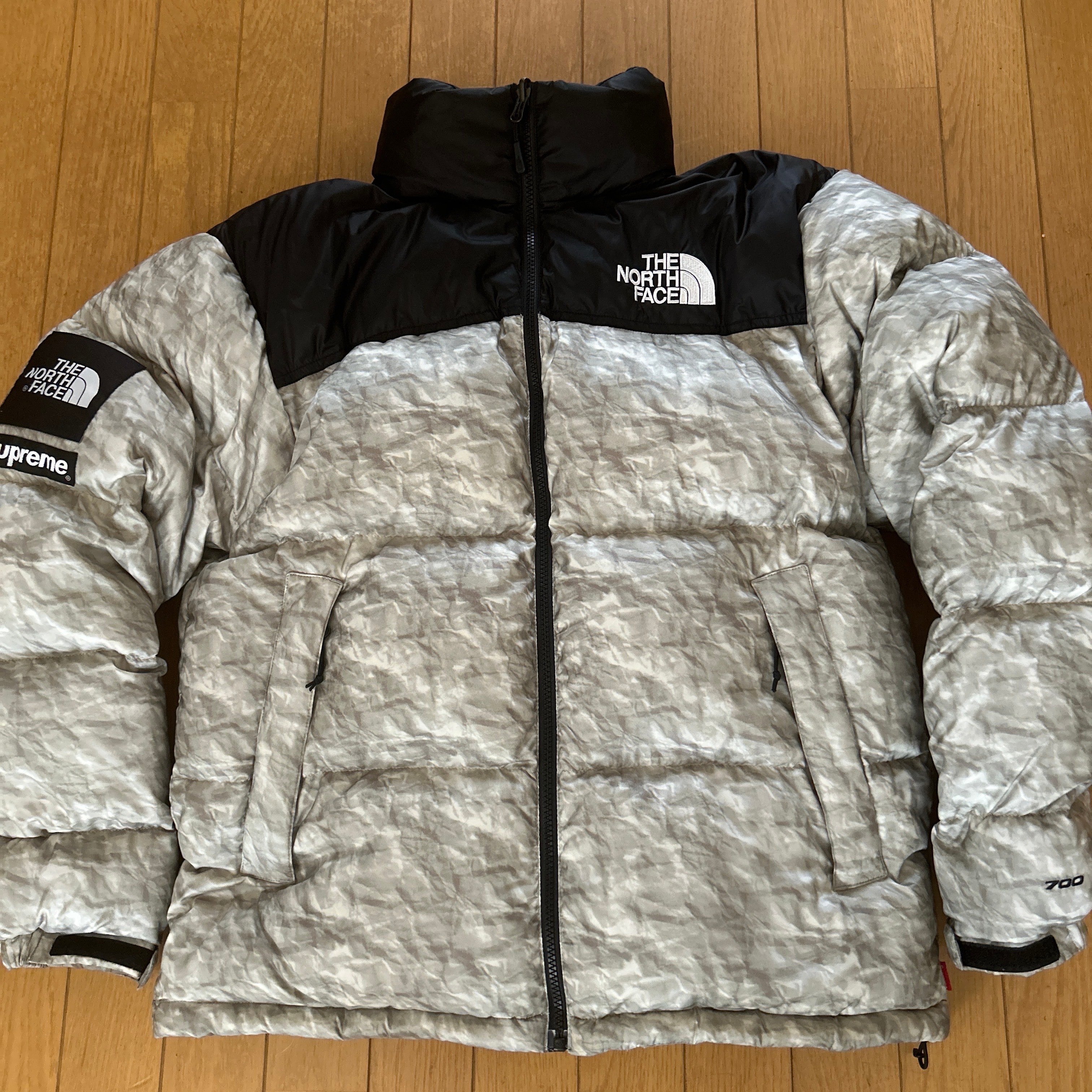 シュプリーム x ザノースフェイス ヌプシ ジャケット "ホワイトペーパープリント" ND91806I / NF0A3SDD