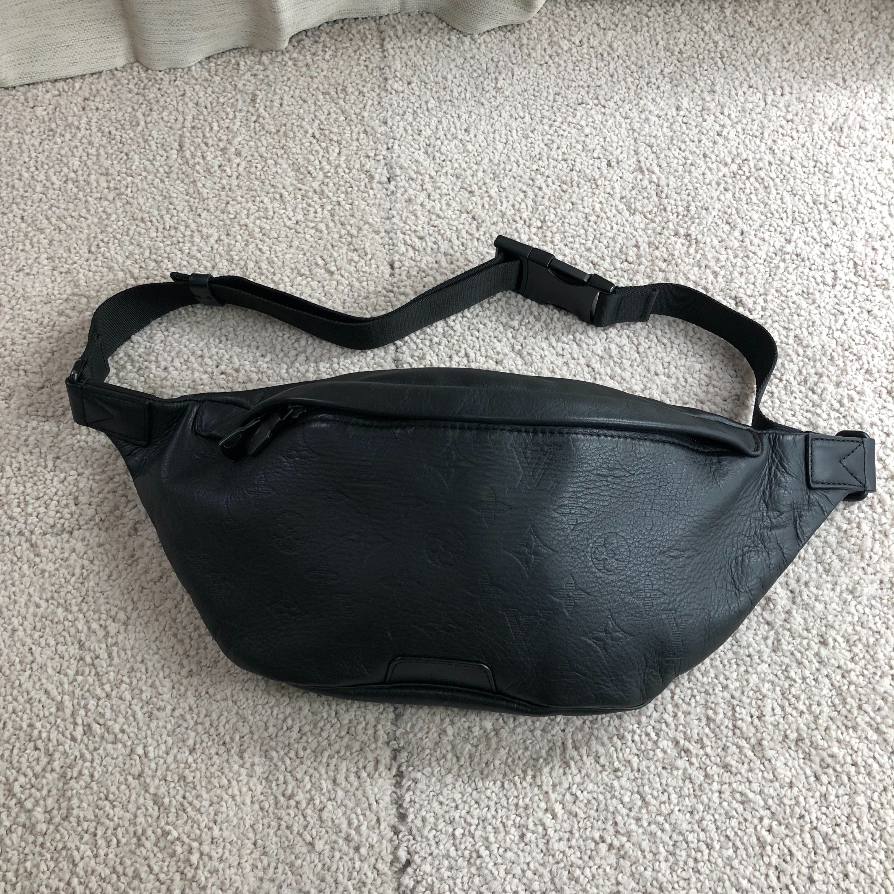 Louis Vuitton Monogram Shadow Discovery Bumbag "Noir"
