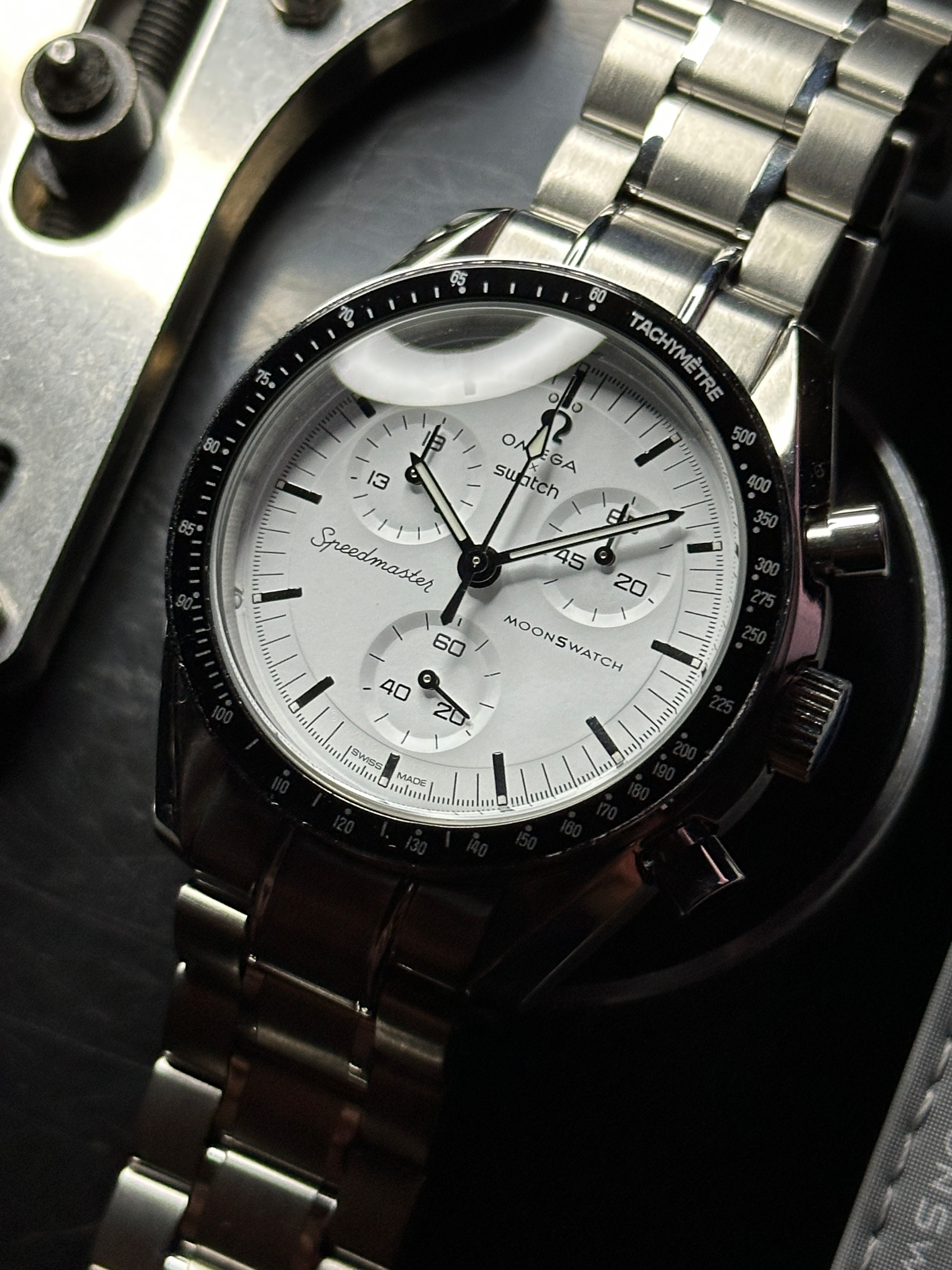 OMEGA x Swatch スヌーピー 未使用に近い MoonSwatch」のスヌーピーと