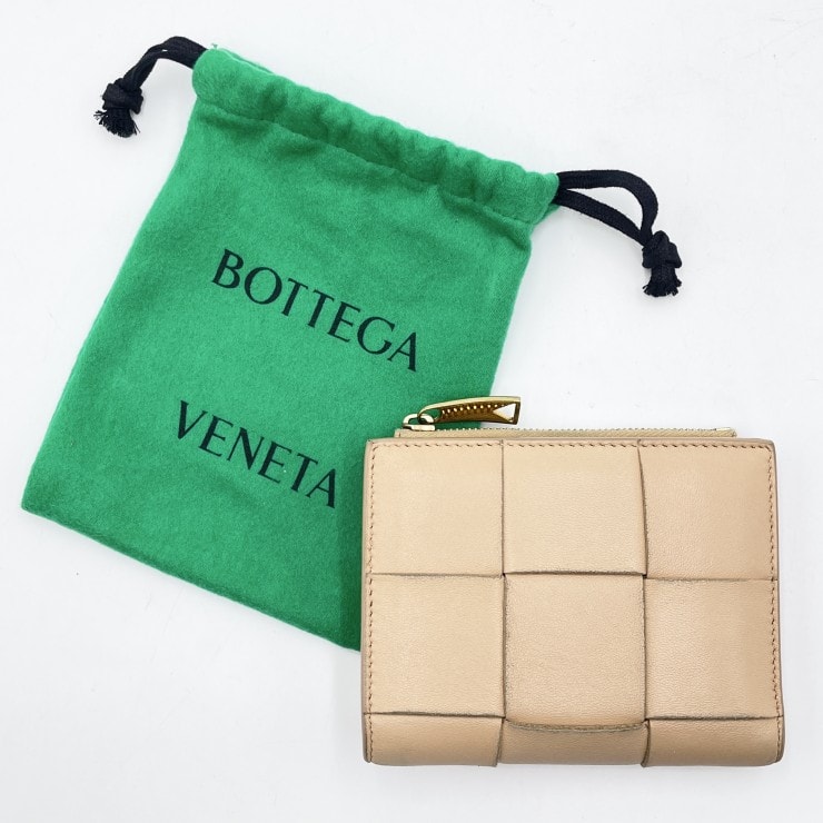 BOTTEGA VENETA(ボッテガヴェネタ)カセット 二つ折り財布 マキシイントレチャート ベージュ レザー コンパクトウォレット メンズ レディース【中古】