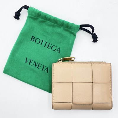 BOTTEGA VENETA(ボッテガヴェネタ)カセット 二つ折り財布 マキシイントレチャート ベージュ レザー コンパクトウォレット メンズ レディース【中古】