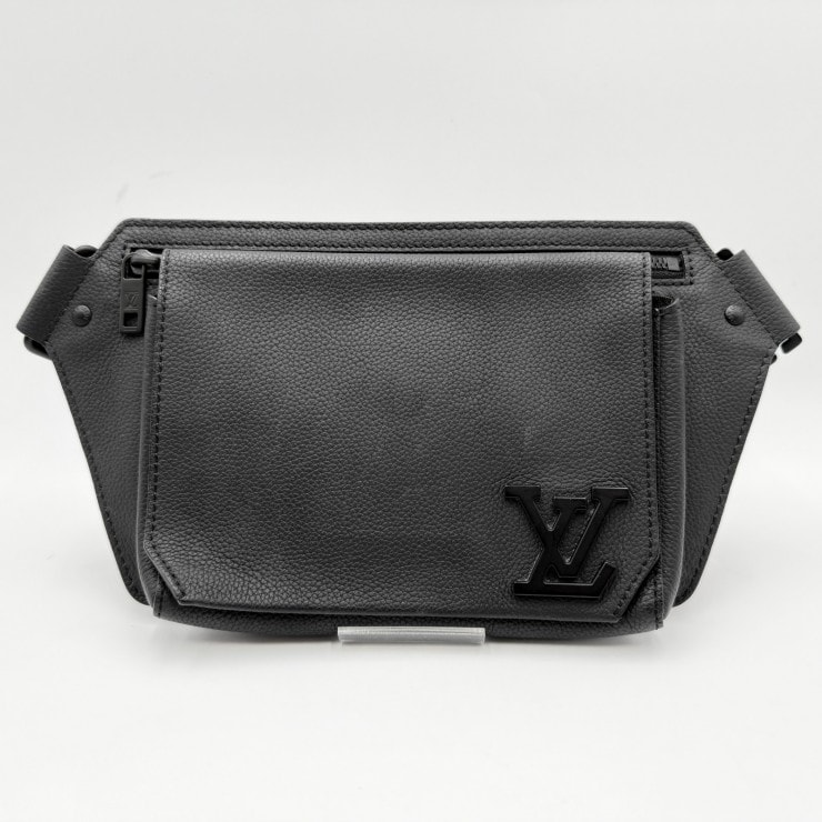 LOUIS VUITTON(ルイ・ヴィトン)テイクオフ・スリング アエログラム レザー ボディバッグ/ショルダーバッグ ブラック LVロゴ メンズ M57081