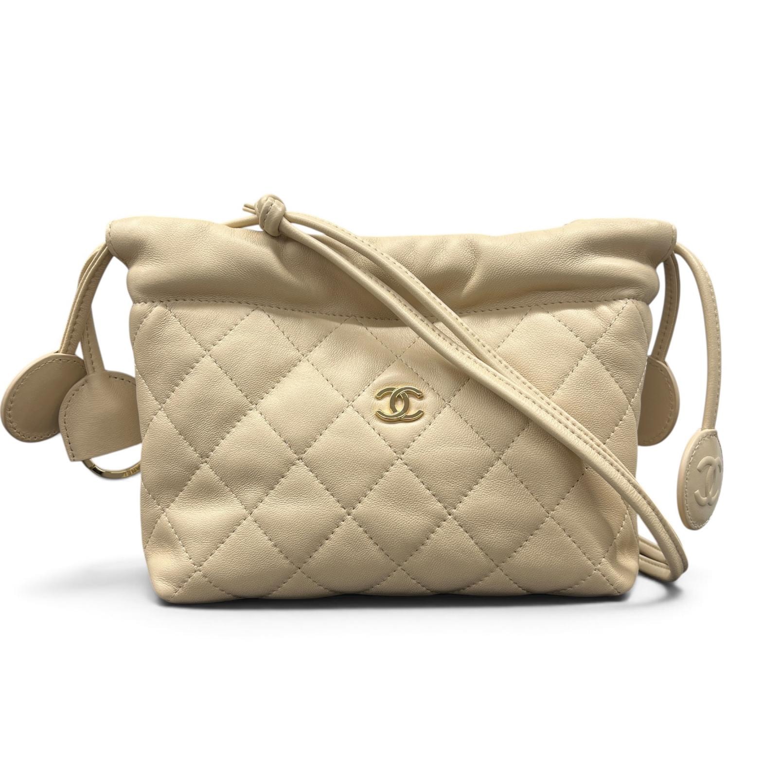 CHANEL 展示品級美品 シャネル 26SS ストラップ クラッチバッグ マトラッセ ショルダーバッグ AP5228 ラムスキン レザー ベージュ ポシェット 巾着 ココマーク SAランク 鑑定済 中古 シャネルバッグ