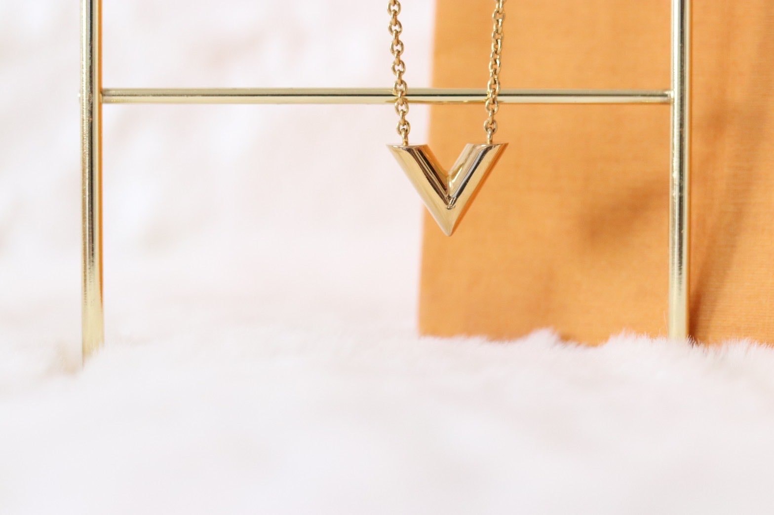 Louis Vuitton Essential V Necklace "Gold"