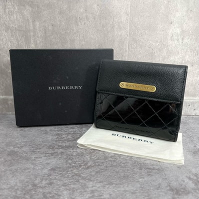 【BURBERRY】バーバリー 折り財布 箱・保存袋付き キルティング エナメル レザー 黒 ブラック ゴールドロゴプレート フラップ レディース