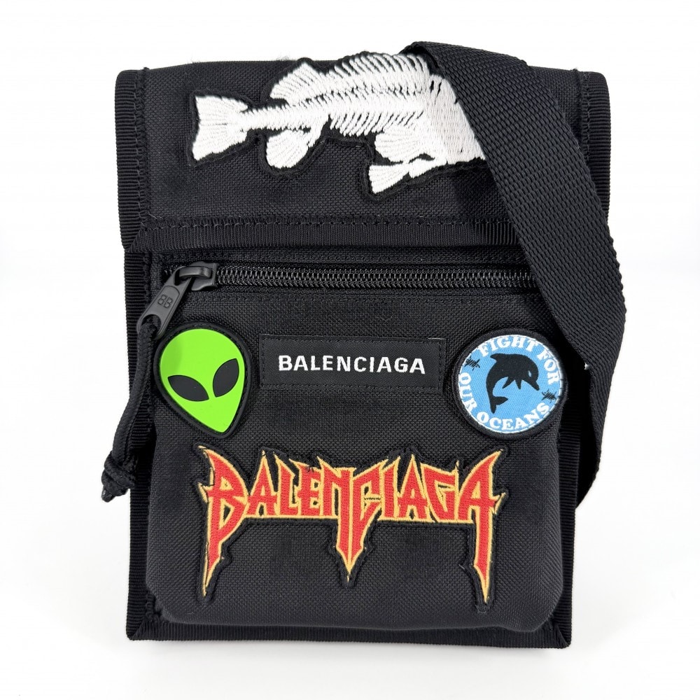 BALENCIAGA バレンシアガ ショルダーバッグ エクスプローラースモールポーチ サコッシュ 肩掛け 斜め掛け 小さめ アップリケ ワッペン 655982 レザー    ブラック 黒 ブラック金具 メンズ【中古品】