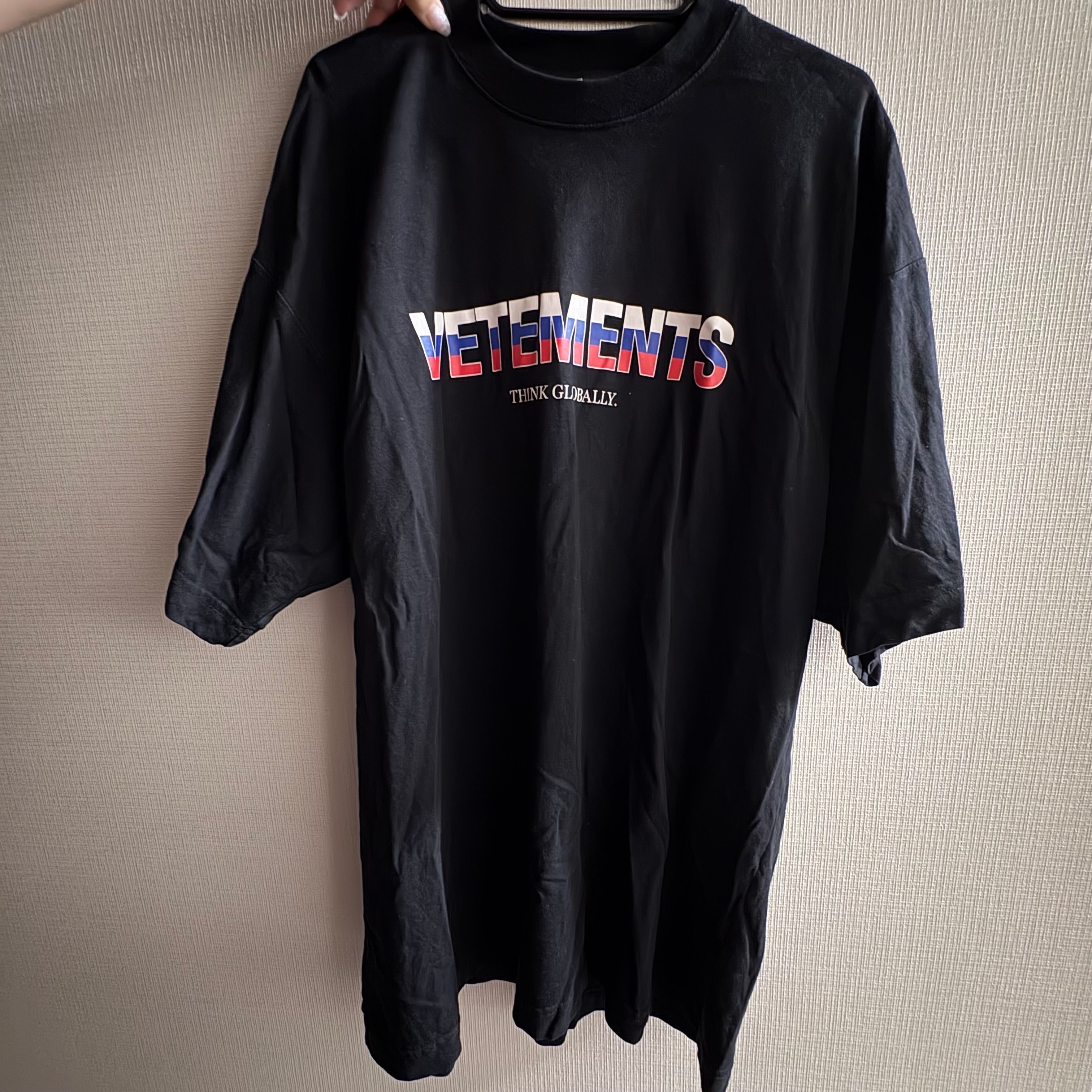ヴェトモン ロシア ロゴ Tシャツ "ブラック"