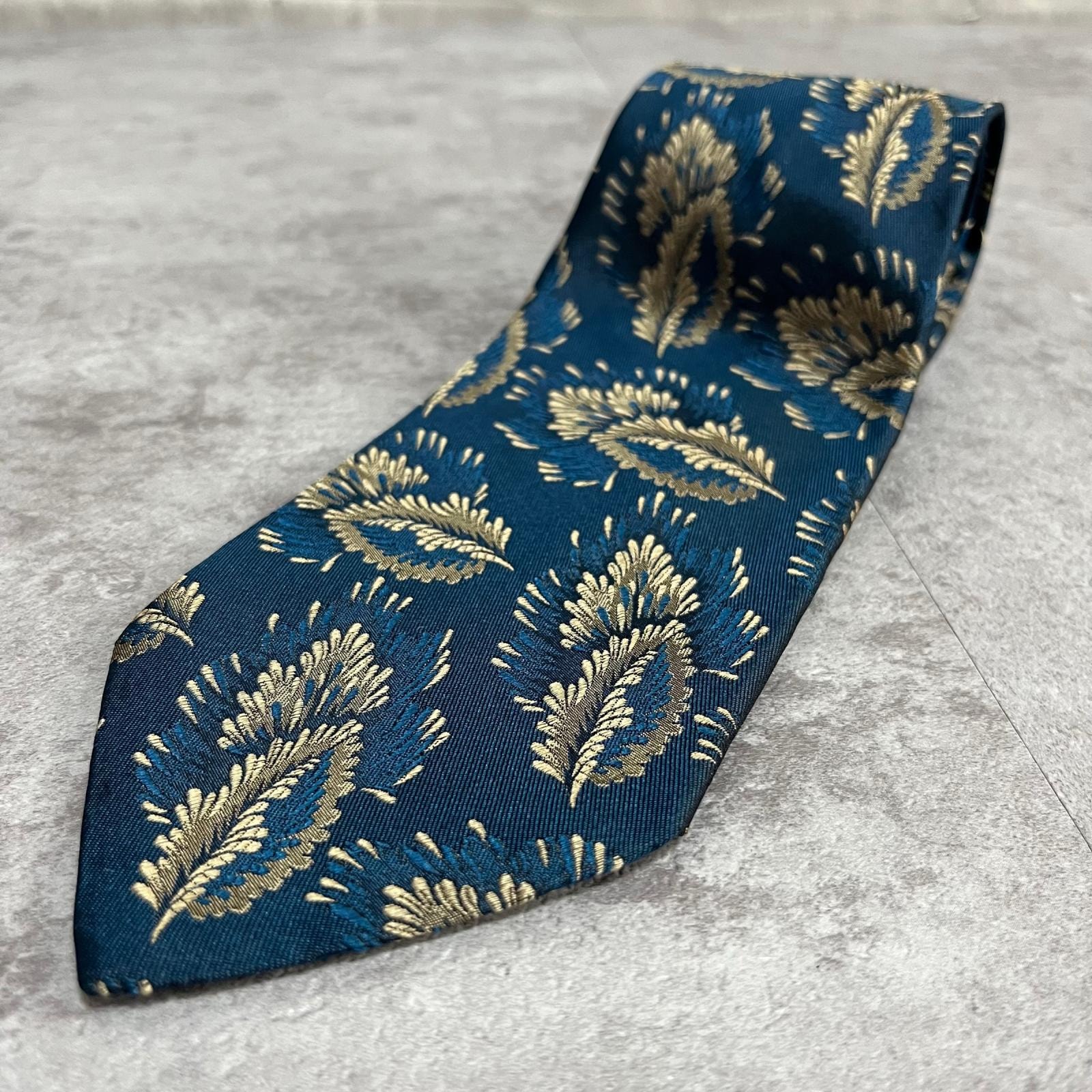【FENDI】フェンディ 羽根 フェザー 葉っぱ リーフ モチーフ ブルー 青 ゴールド ベージュ 総柄 シルク100% ネクタイ メンズ ヴィンテージ
