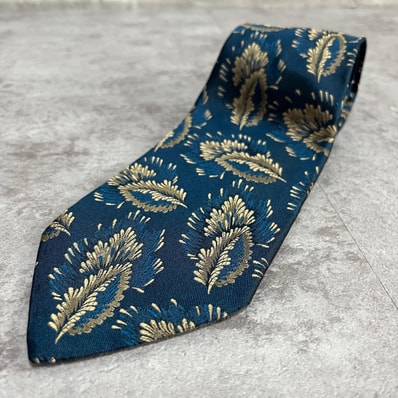 【FENDI】フェンディ 羽根 フェザー 葉っぱ リーフ モチーフ ブルー 青 ゴールド ベージュ 総柄 シルク100% ネクタイ メンズ ヴィンテージ