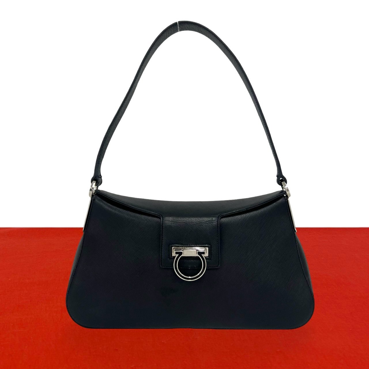 Salvatore Ferragamo サルヴァトーレフェラガモ ガンチーニ 金具 レザー ショルダーバッグ ブラック
52683