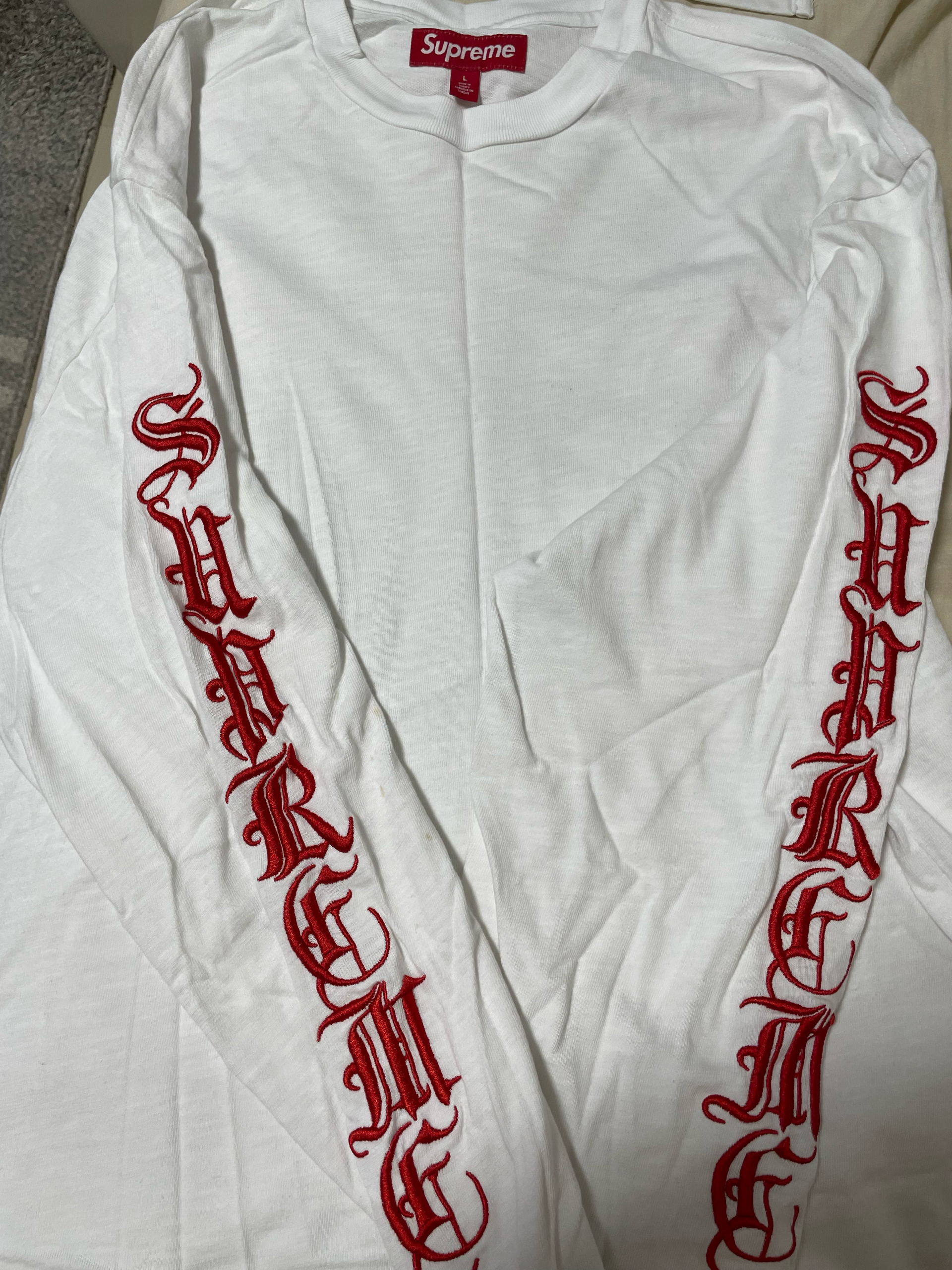 Supreme Old English L/S Top "White"