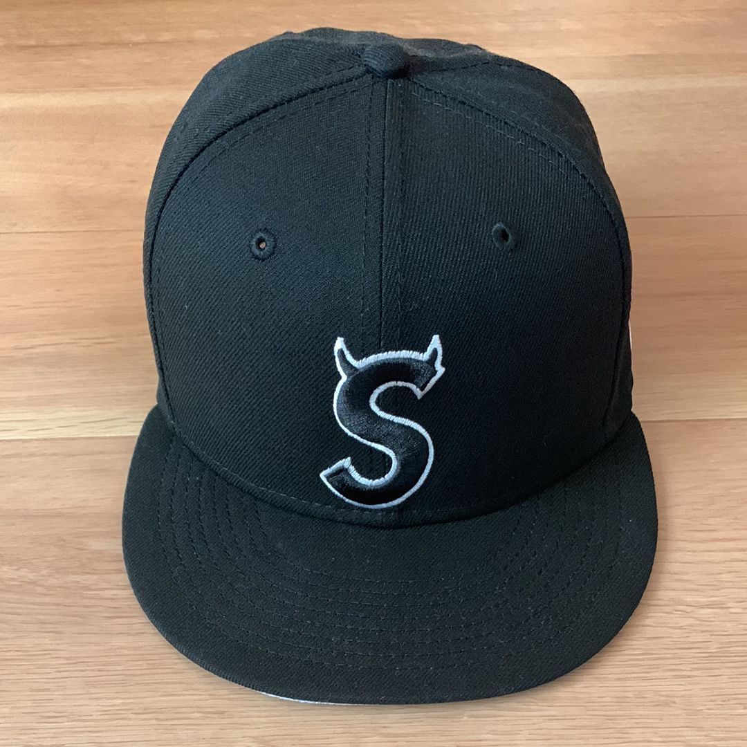 Supreme S Logo New Era "Black" (22FW)
