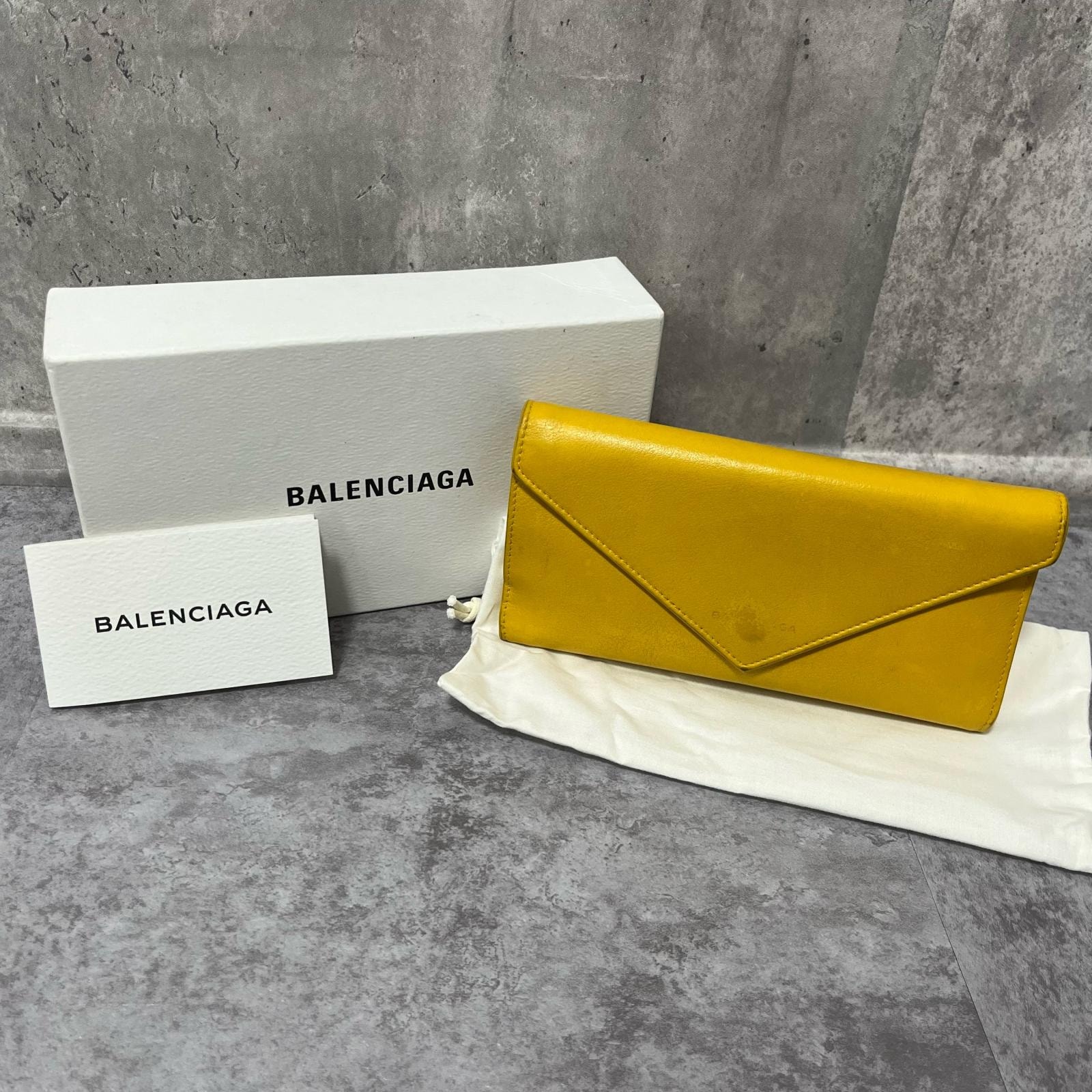 【BALENCIAGA】バレンシアガ ペーパー長財布 ペーパーモチーフ レザー レディース イタリア製 イエロー 黄色 ロングウォレット 二つ折り長財布 本革ウォレット フラップデザイン ロゴ刻印 箱付き ギャランティ付き 巾着袋付き 型番499207