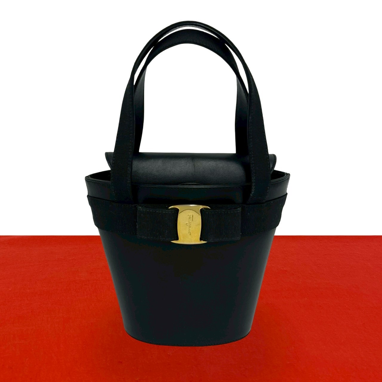 Salvatore Ferragamo サルヴァトーレフェラガモ ヴァラリボン 金具 レザー ハンドバッグ ブラック
 82289