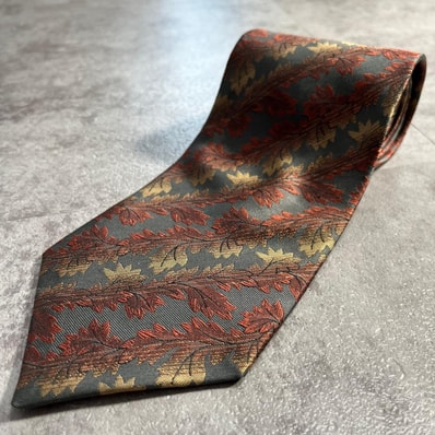 【YVES SAINT LAURENT】イヴサンローラン リーフ 葉柄 ネクタイ ボタニカル 枝葉 植物モチーフ 斜めストライプ 織り模様 グレー レッド