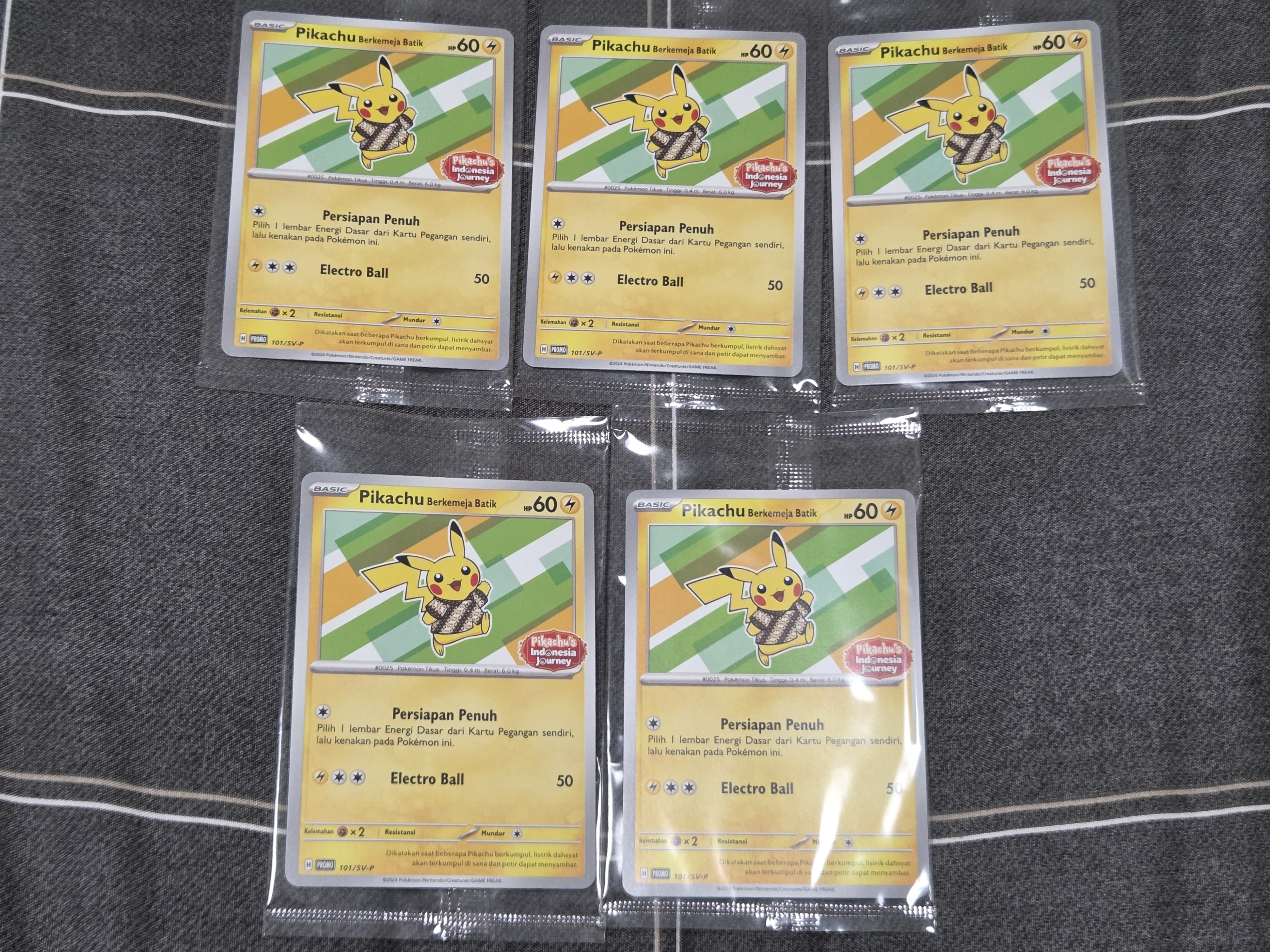 バティックシャツを着たピカチュウ (ピカチュウ柄) P [SV-P 101]【インドネシア語版】(ピカチュウのインドネシアジャーニー)