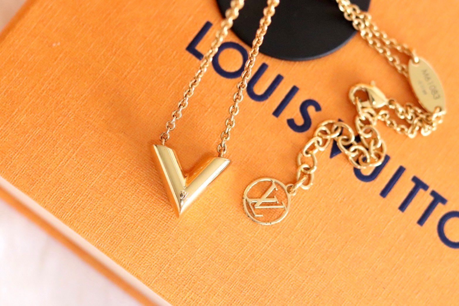 Louis Vuitton Essential V Necklace "Gold"