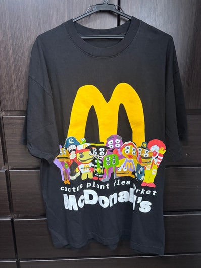 カクタスプラントフリーマーケット x マクドナルド カクタスバディ!アンドフレンズTシャツ ブラック