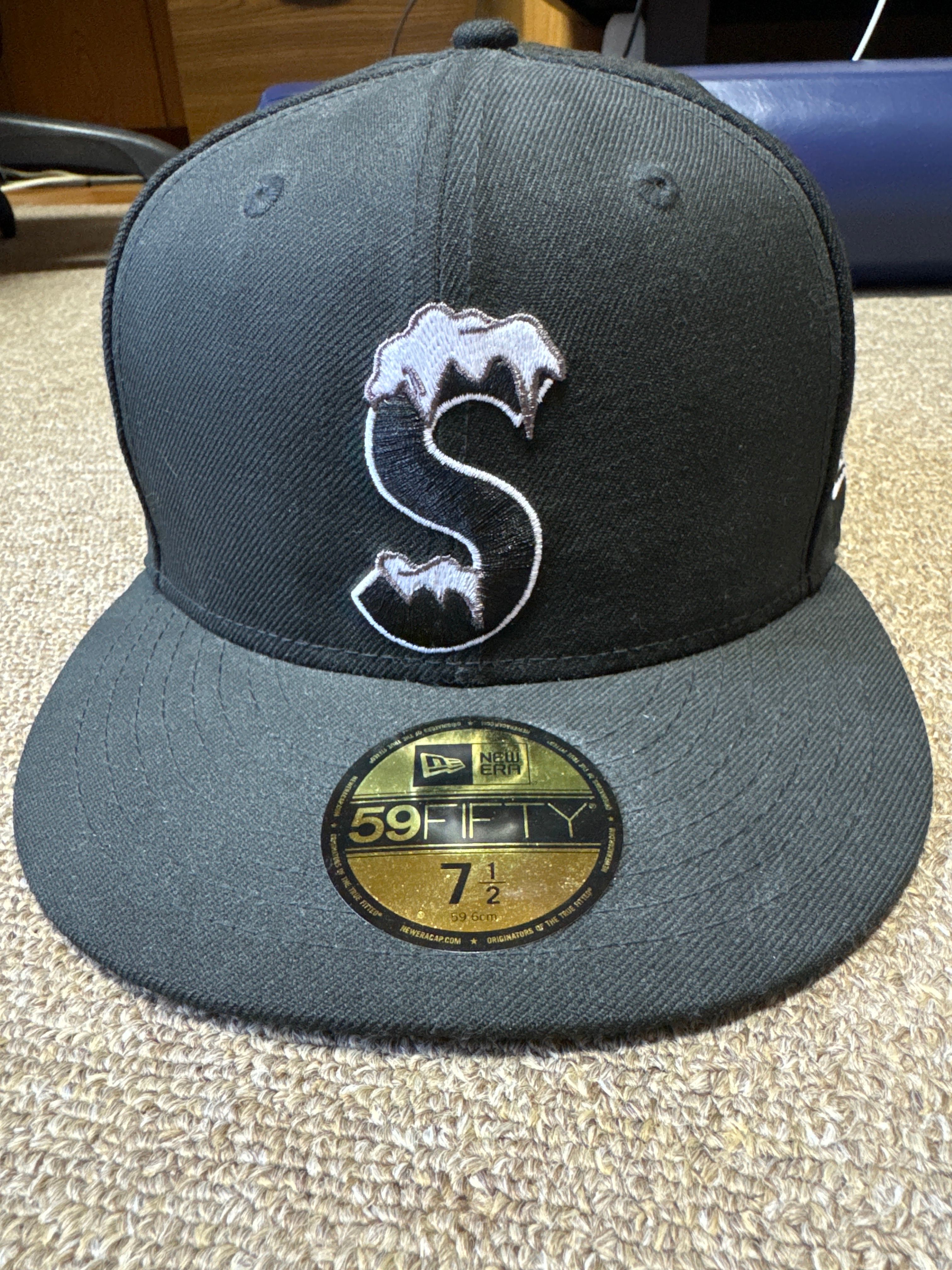 Supreme S Logo New Era® "Black" (20FW)